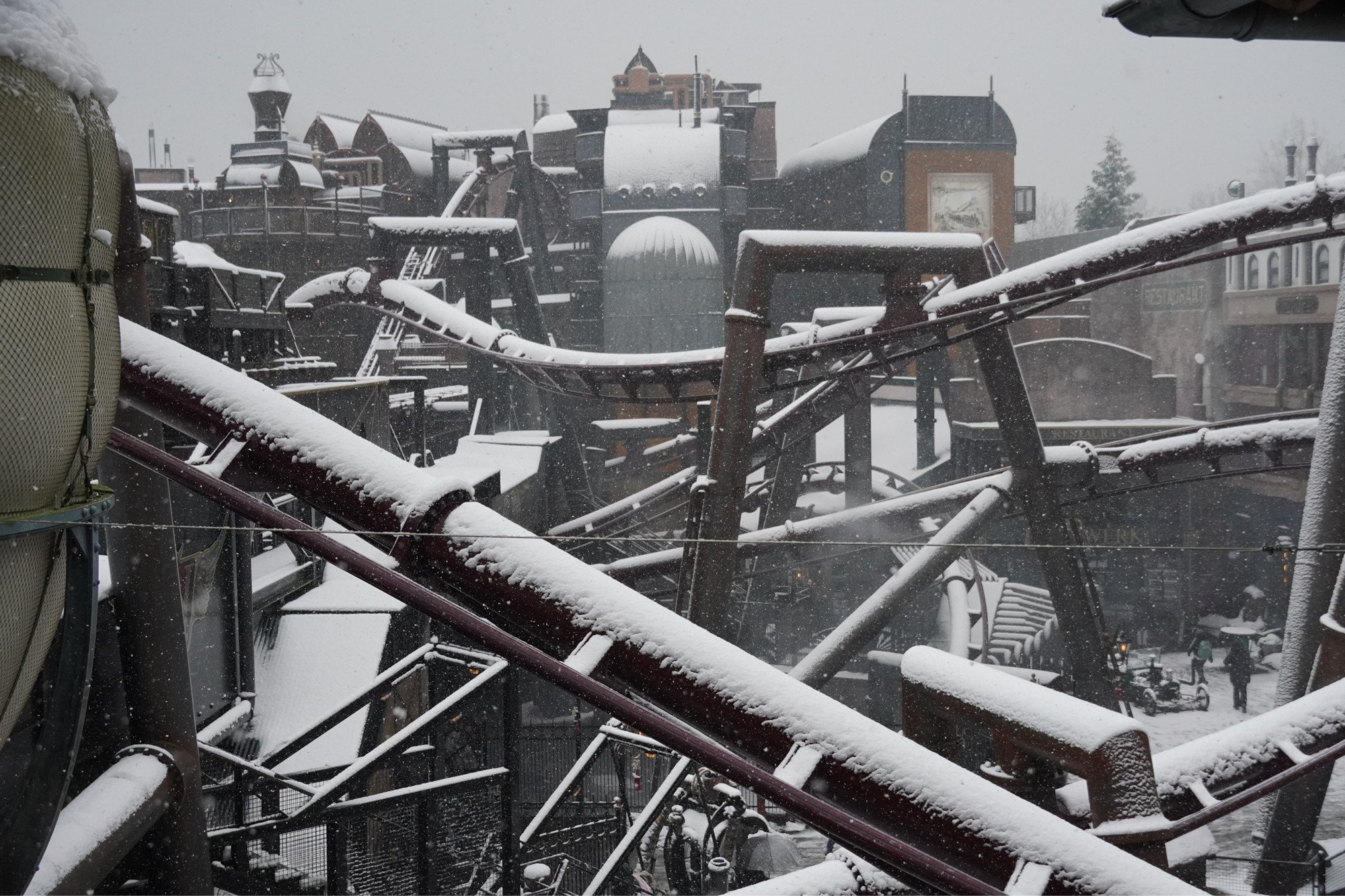 FLY Vekoma Flying Roller Coaster in Rookburgh snow at Wintertraum Phantasialand on a Coaster Breaks Winter Theme Park Tour
