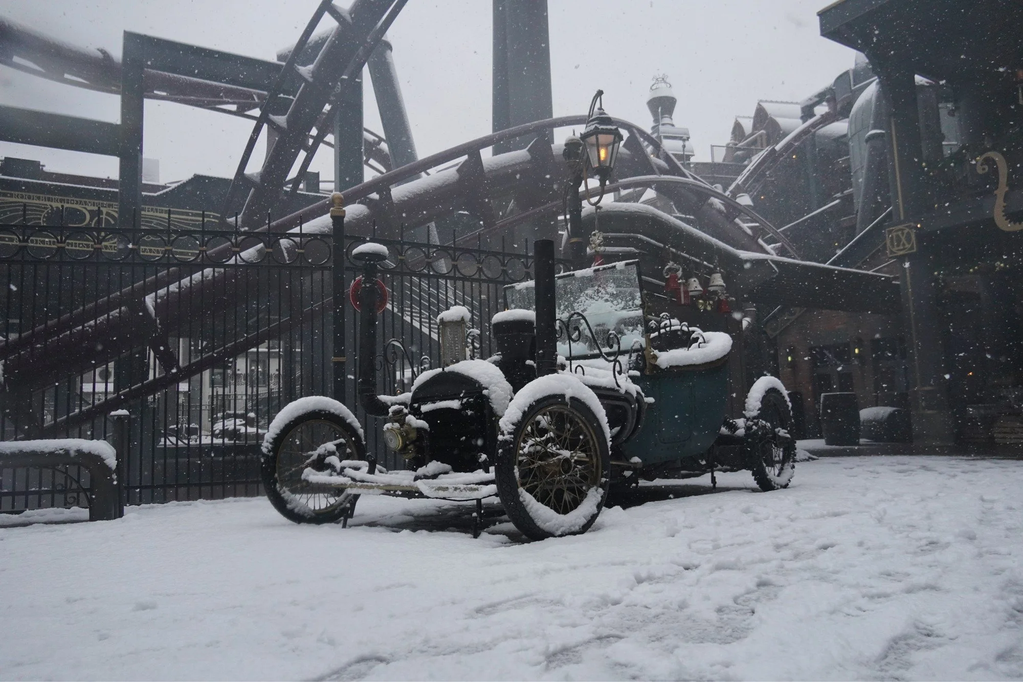 Wintertraum-phantasialand-rookburgh-fly-vekoma-flying-coaster-snow-r.JPG