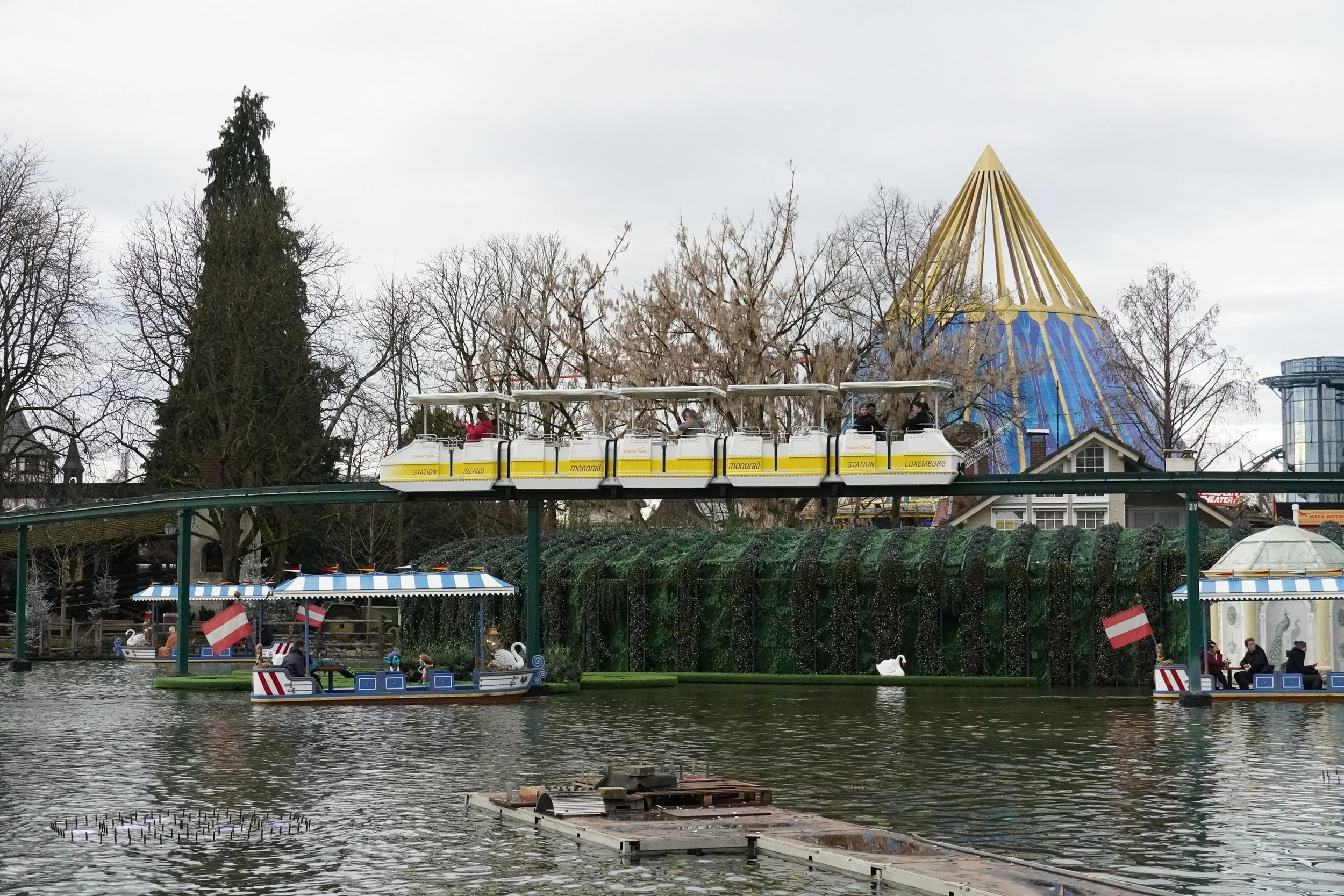 winter-europa-park-monorail.JPG