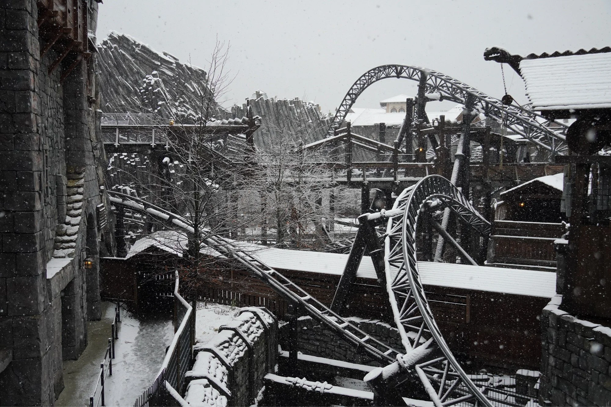 Wintertraum-phantasialand-taron-intamin-roller-coaster-m-snow.JPG