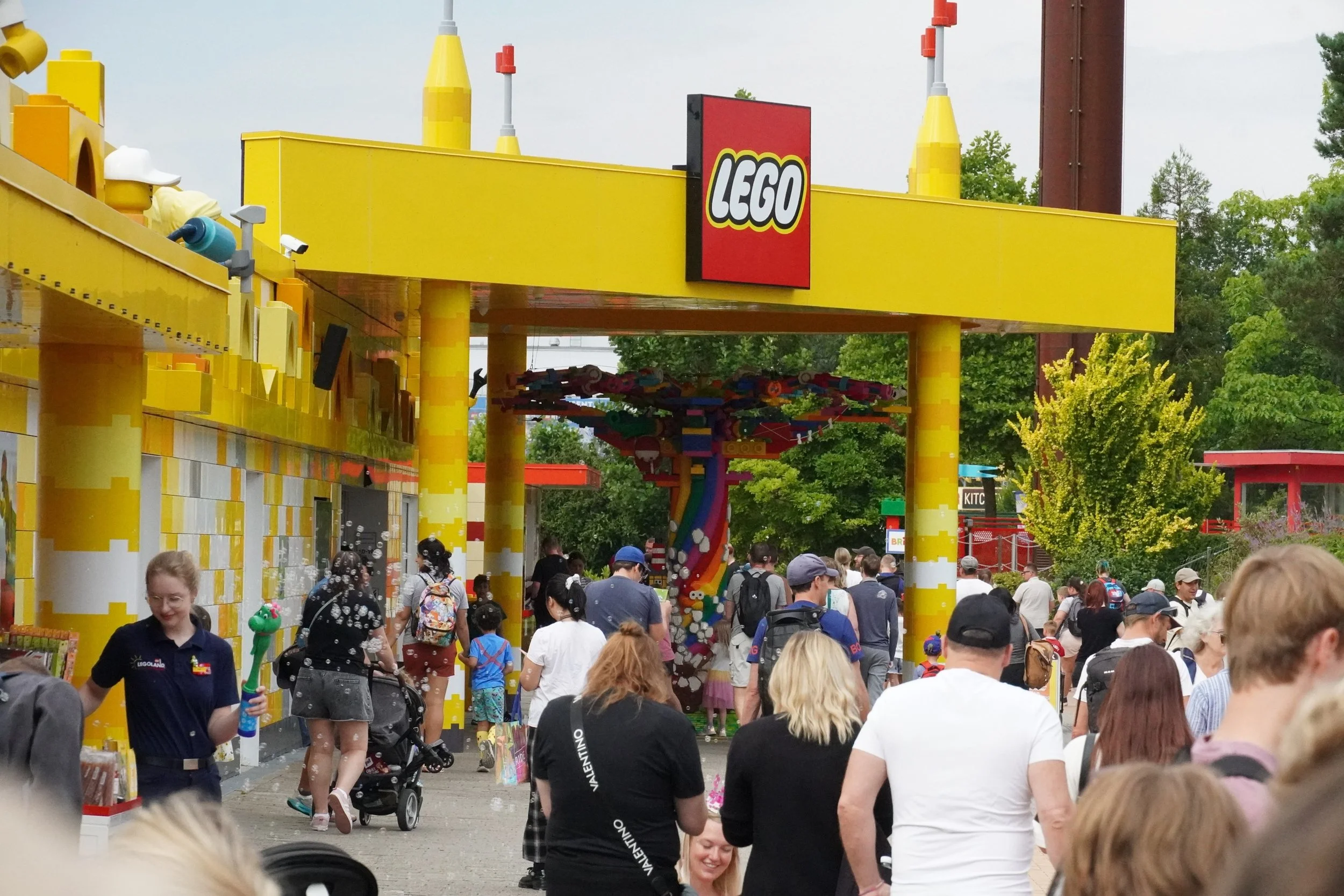 legoland-billund-denmark-theme-park-characters-lego-shop.JPG