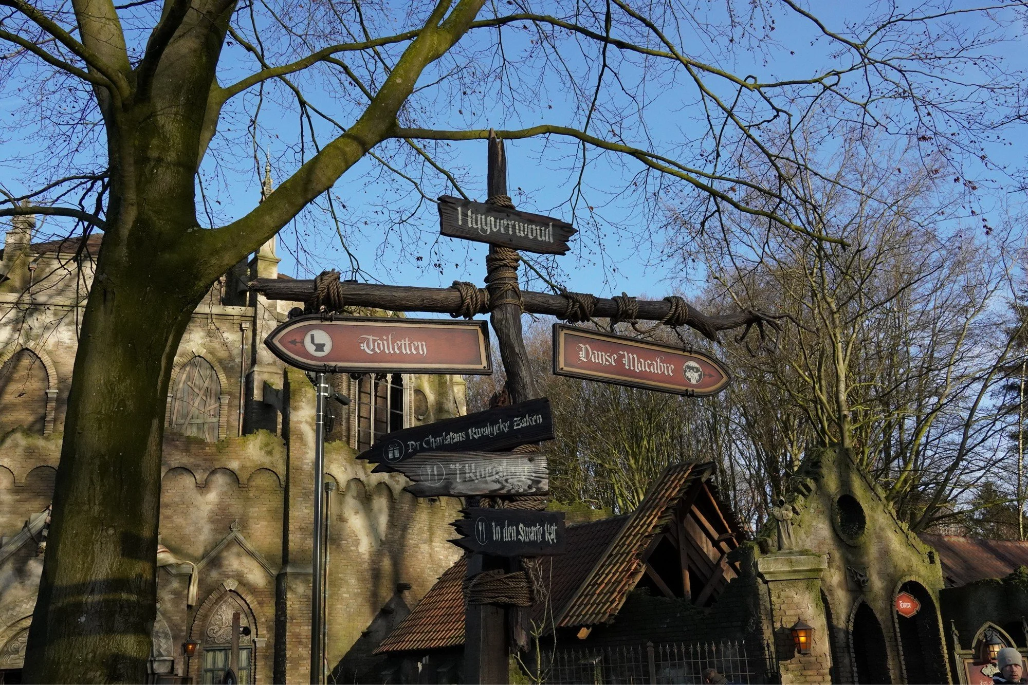 winter-efteling-netherlands-danse-macabre-sign.JPG