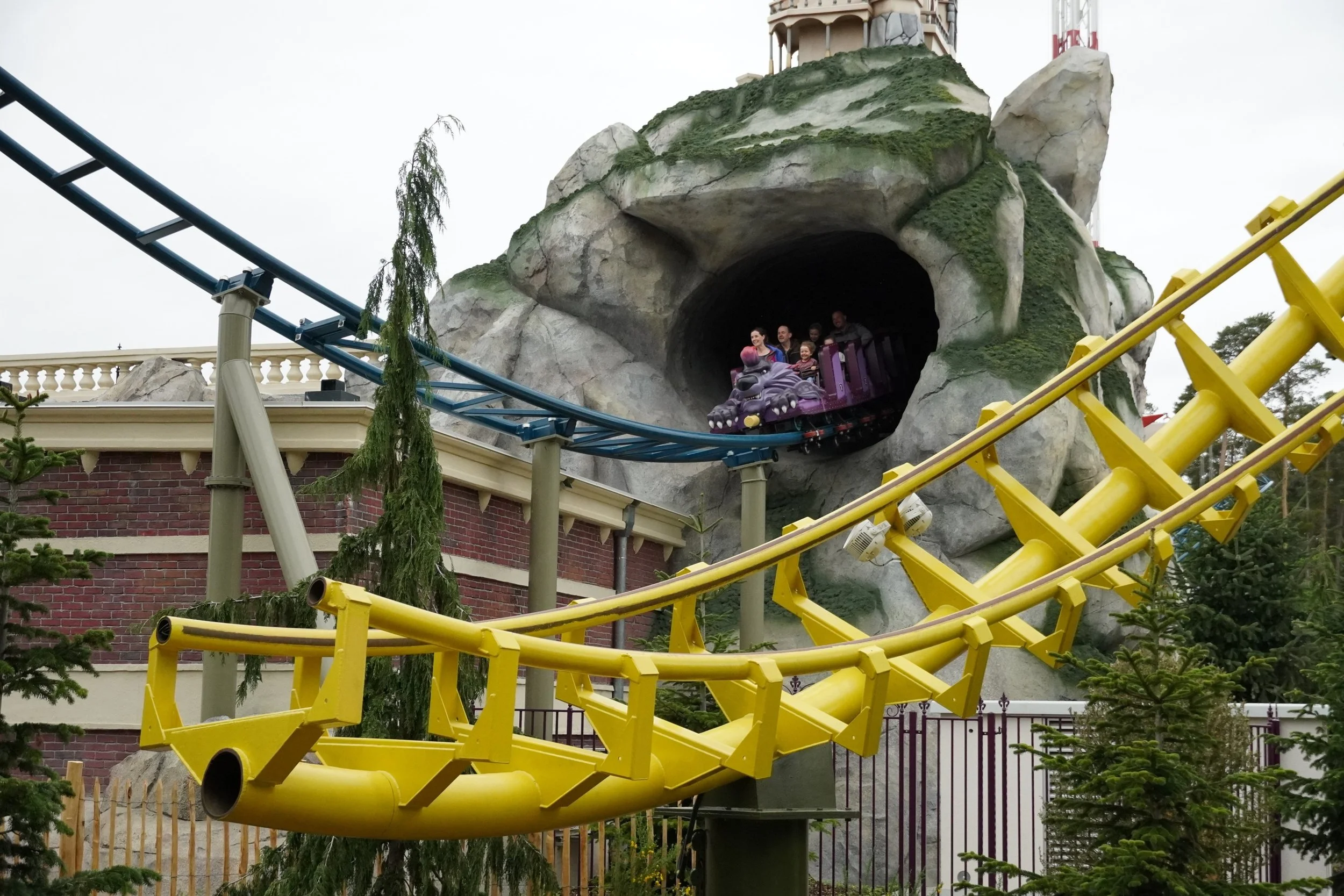 guests travelling through the wolf statue on 100% wolf at plopsaland deutschland