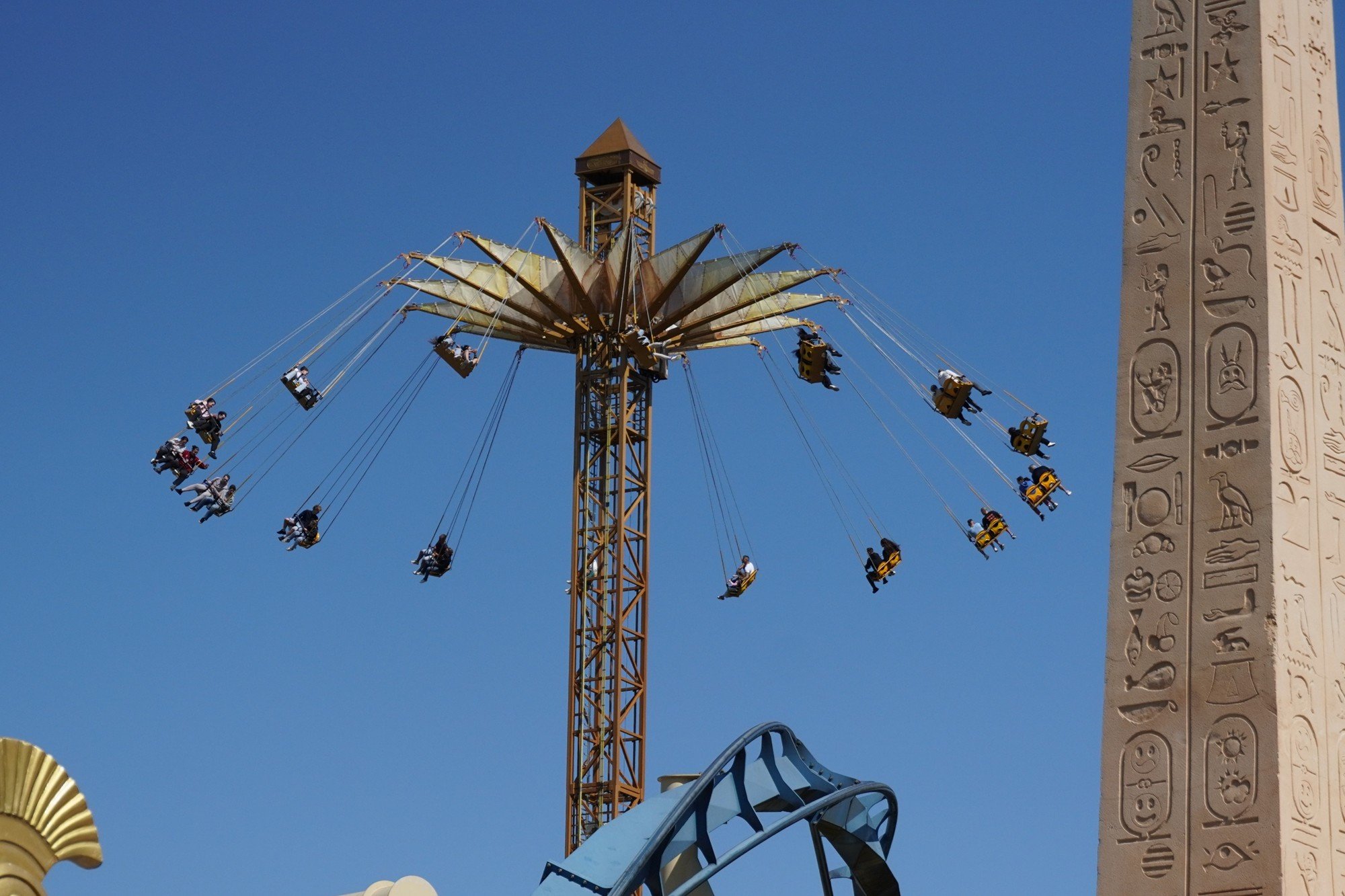 parc-asterix-france-paris-star-flyer-flat-ride-theme-park.JPG