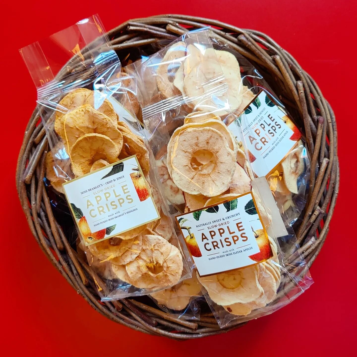 APPLE CRISPS 🍎🍏 Sweet Elstar or Zingy Bramley apple crisps from Con and the gang @theapplefarm in Tipperary. Perfect, crunchy addition to salads and sandwiches or for snacking on the run! 🤠