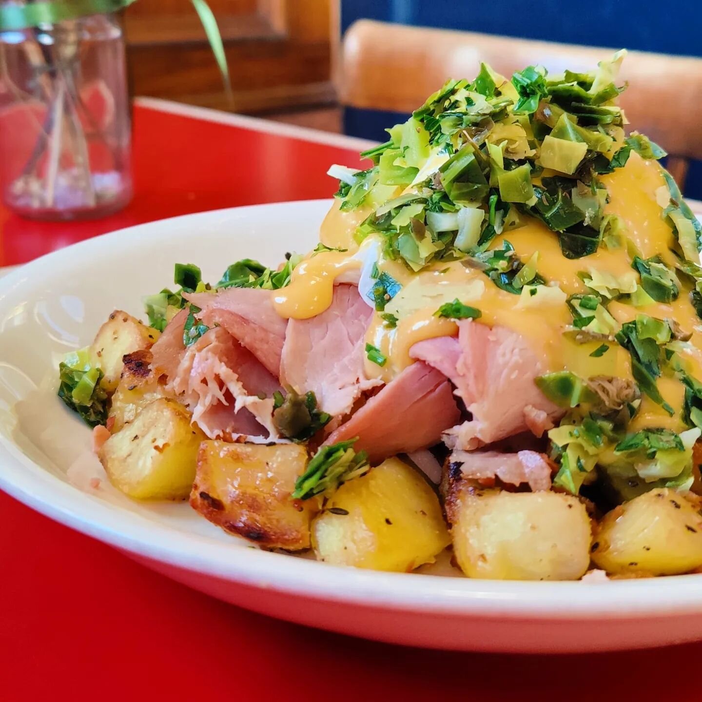 BENNY + CABBAGE 🤤 The perfect thing for a weekend brunch. An Irish take on the French classic w/ Rod's Organic Poached Eggs, Potatoes, Salter's Free Range Ham, House Hollandaise + Cabbage Salsa ✨