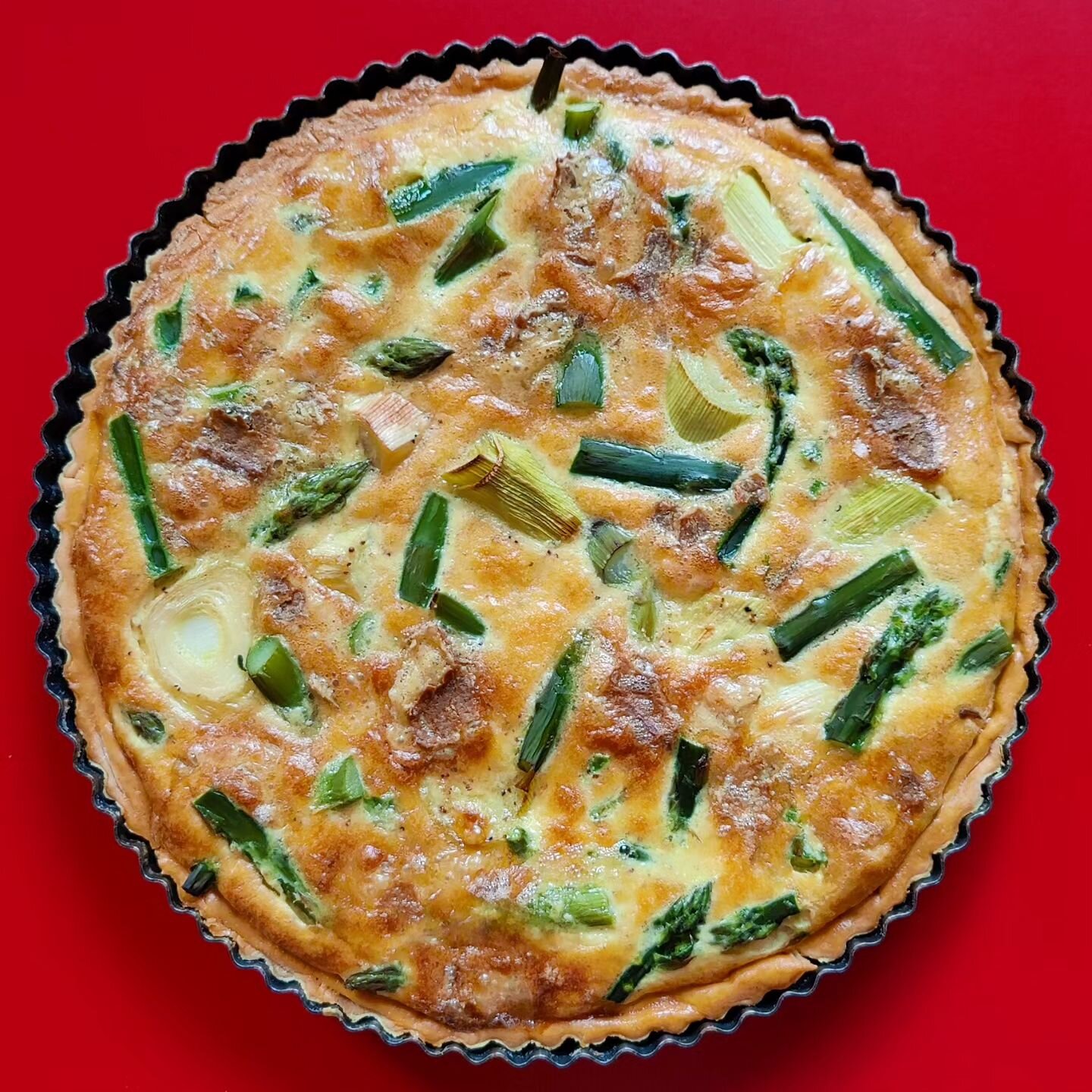 DELICIOUS CIRCLE 🟡 This week's savoury tart has Milleens Cheese, Asparagus and Chunky Leeks ☘️🤠 @milleens_cheese