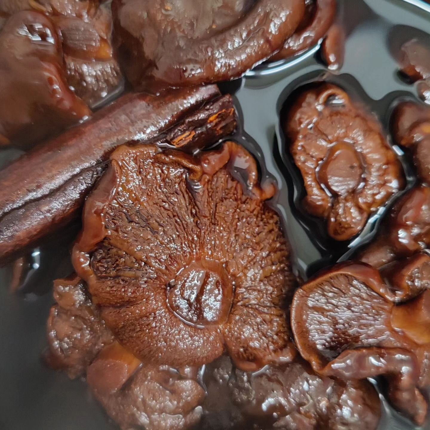 FRAGRANT, TANGY, MEATY 🤤🤤🤤 Ireland is well known for its mushroom growing and @garryhinchmushrooms in Offaly grow an exotic variety, including these beautiful Shiitakes. Here they've been pickled 'Momofuku style' in soy sauce, sherry vinegar and s