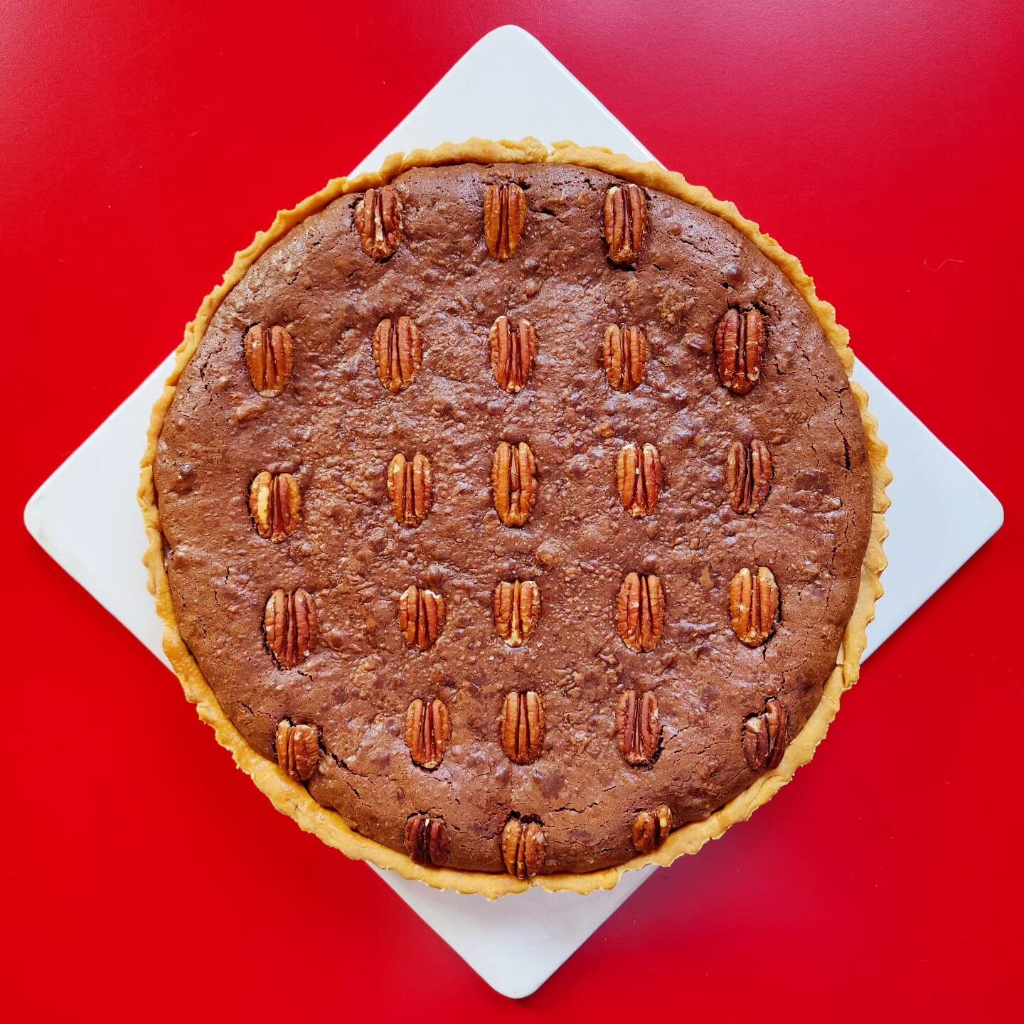 BELGIAN CHOCOLATE PECAN PIE 🥧 Just out of the oven. Still warm. Gooey pleasure. Thanks Alenice! ✨