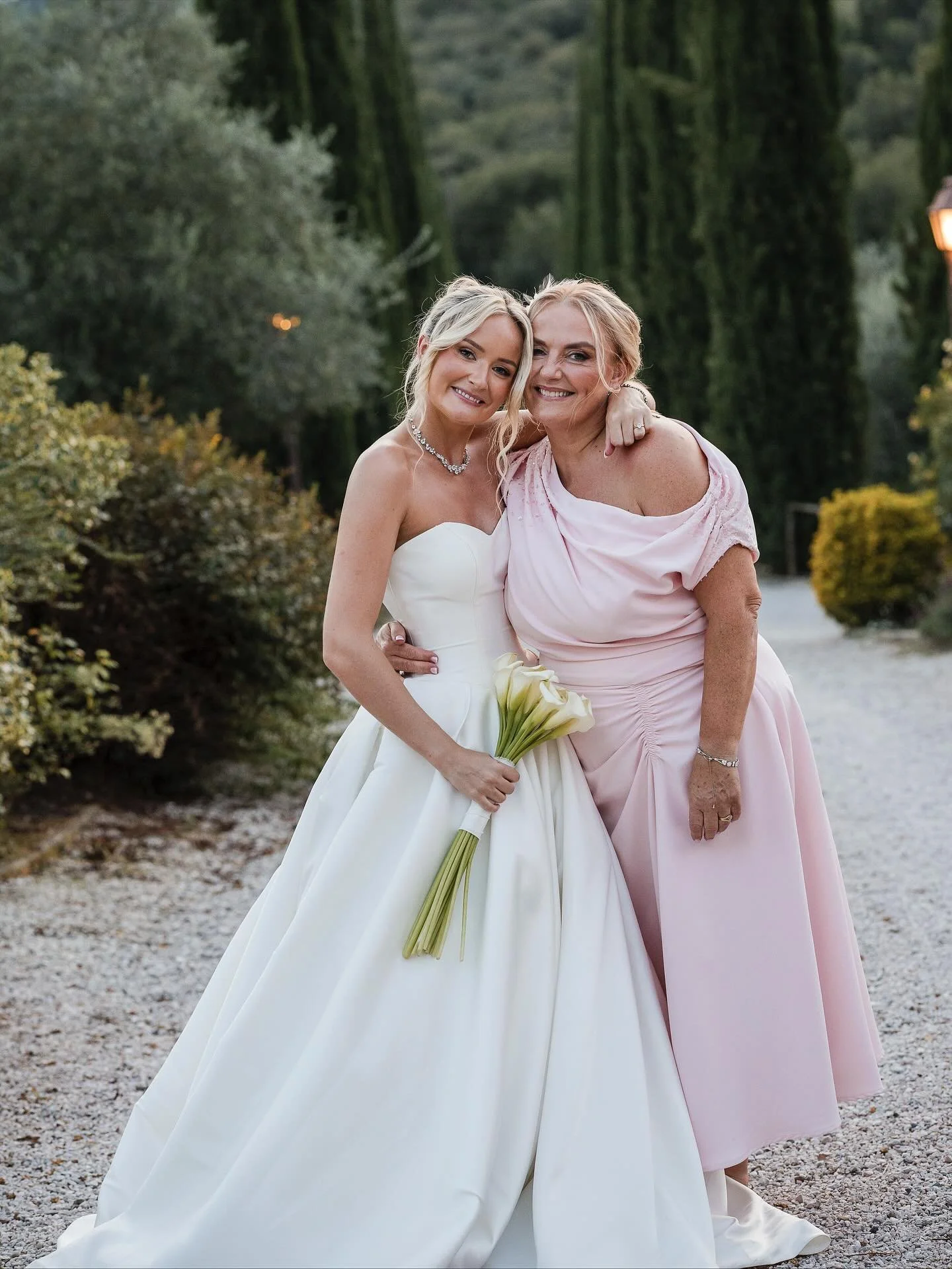 Huge congratulations to Isabel, our beautiful bride, who tied the knot in Tuscany! 
We're overjoyed to see our handmade wedding gown and veil in all their glory. From start to finish, it's been a pleasure. 
And let's not forget the exquisite mother-o