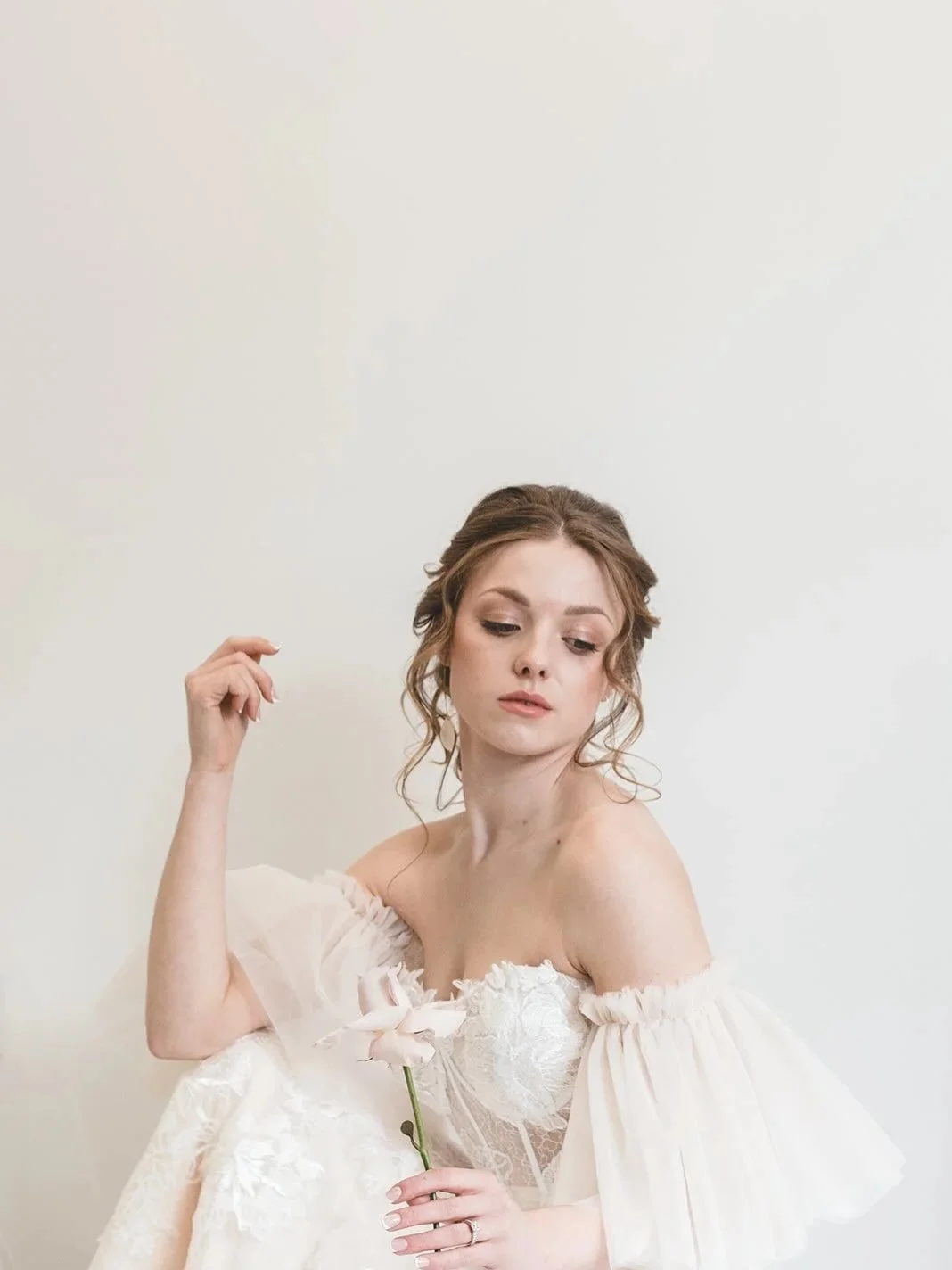 Dream dress vibes, but something&rsquo;s missing. We feel you, hope our Mila gown completes your look. Still unsure? Custom made might be the way to go.
#misshebridal #custommadeweddingdress