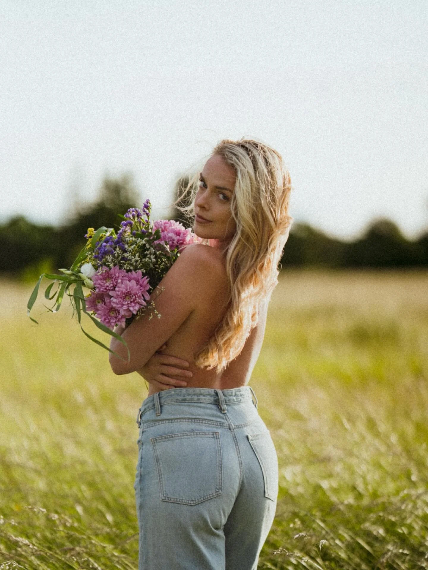 ✨ suvealguse loovuss&auml;hvatus + mu go-to modell Beatrice = unistuste &otilde;htu ✨
Sometimes an idea just whispers &ndash; moonip&otilde;llu k&otilde;rval tekkis tunne, et just seal v&otilde;iks s&uuml;ndida midagi &otilde;rna ja ilusat. Kirjutasi