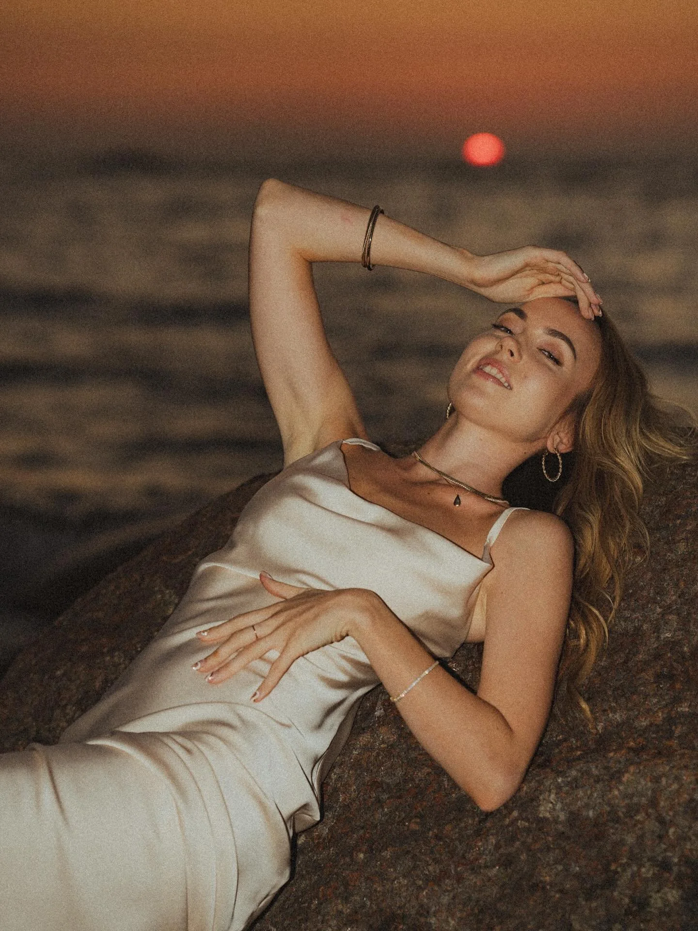 Meenutame veel veidi eelmist suve🙂&zwj;↕️ 
Katsetasime flash photography&rsquo;t @heidimylla &lsquo;ga. Valgus, varjud ja katsetused uduste piltidega oli hetk kus tundsin end vabalt. Tegin asja mis lasi mu creative&rsquo;nessi valla 🥹