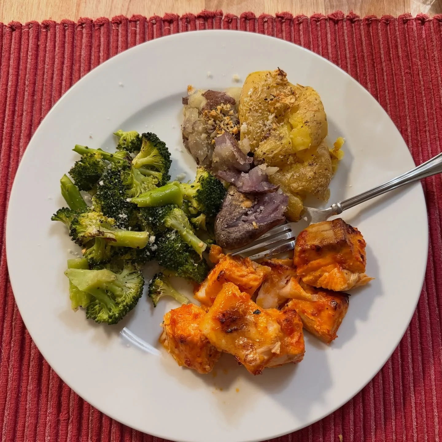 Been air frying my salmon nonstop lately and my god it&rsquo;s so good! It doesn&rsquo;t necessarily get super crispy on the outside like you would expect, but large chunks of salmon cooked for 15 mins at 350 in the air fryer&hellip;. heaven. 

Tonig