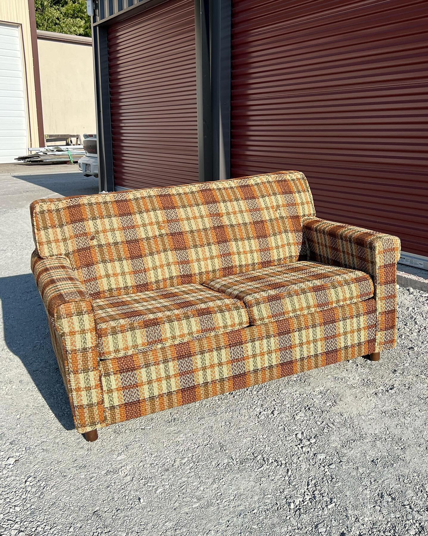 ✨SOLD✨ I&rsquo;ve had this little couch sittin&rsquo; pretty in the back of my storage unit for too long. Who needs a twin sized sleeper sofa?! 🌼

I don&rsquo;t know about you, but we&rsquo;ve got a little loveseat like this in our garage for when w