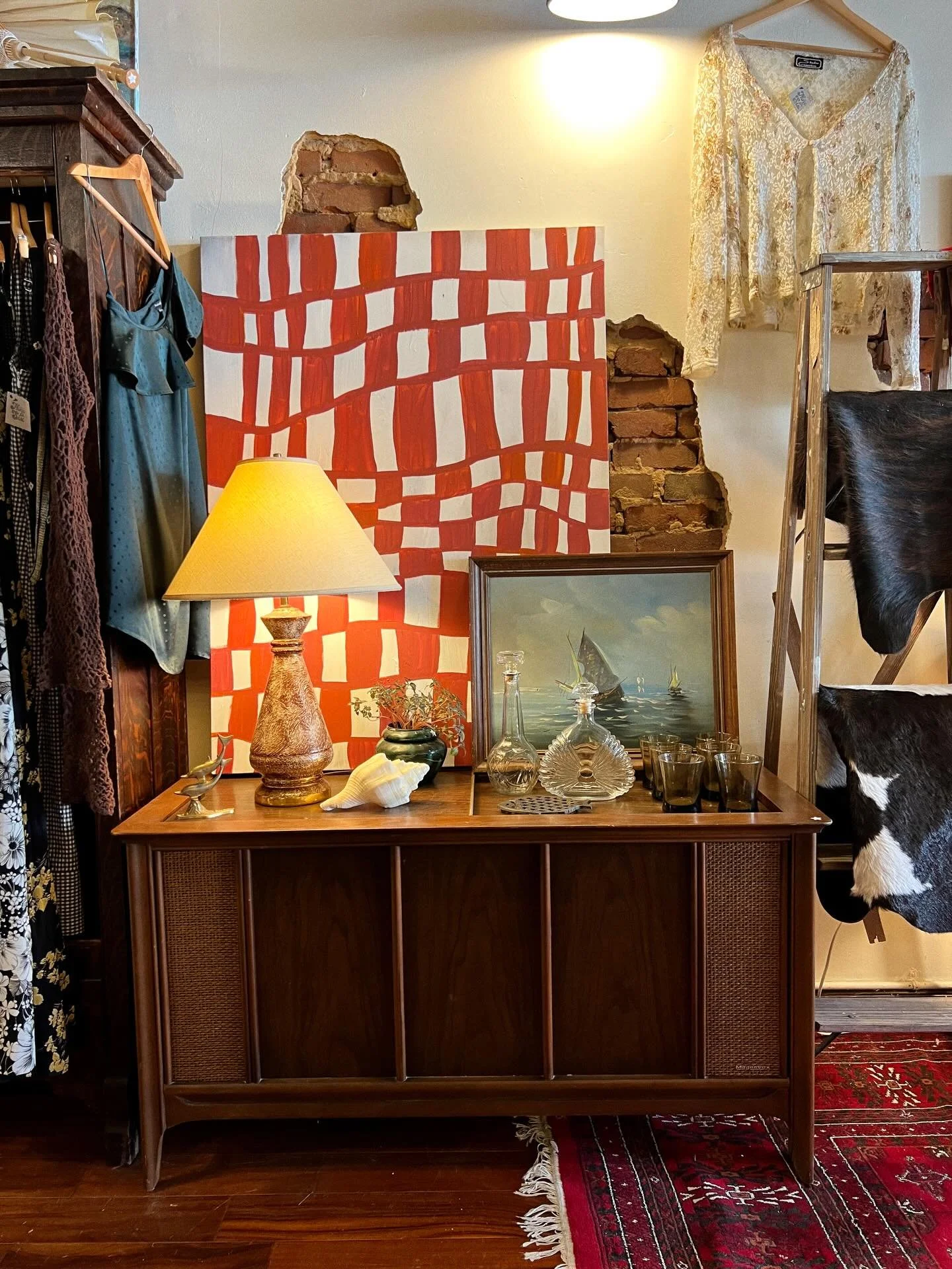 Attention cat owners! Sick of seeing the litter box out in the open? I&rsquo;ve got a solution for you. I&rsquo;ve got a gutted Magnavox stereo ready for you to hide that litter box! All you&rsquo;ll need to do is remove the cane on the left side to 