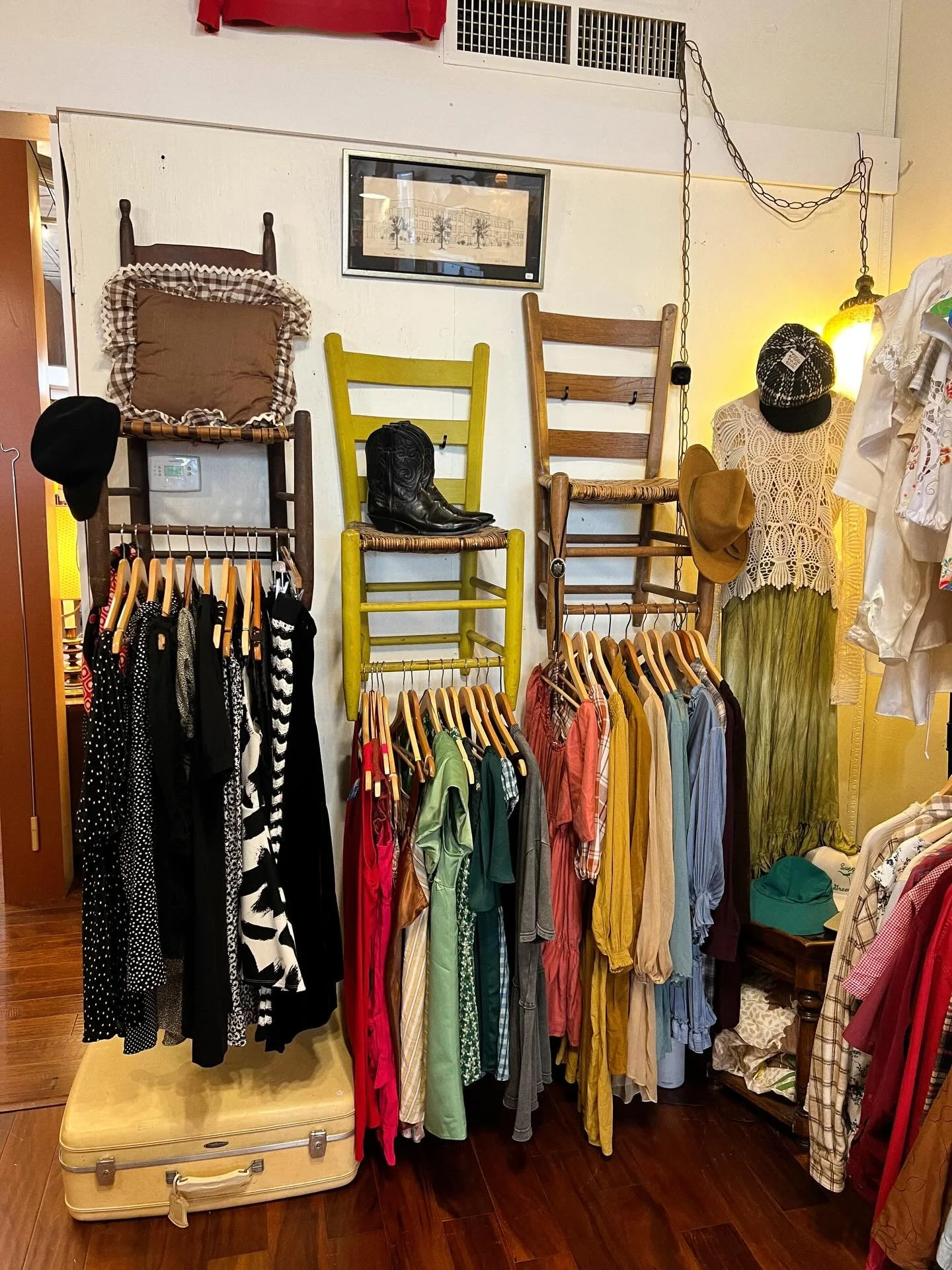 Racks are stacked with new spring arrivals! Come shop with us today 10-3! 🛍️👗

Sweaters and jackets are 30% off✨