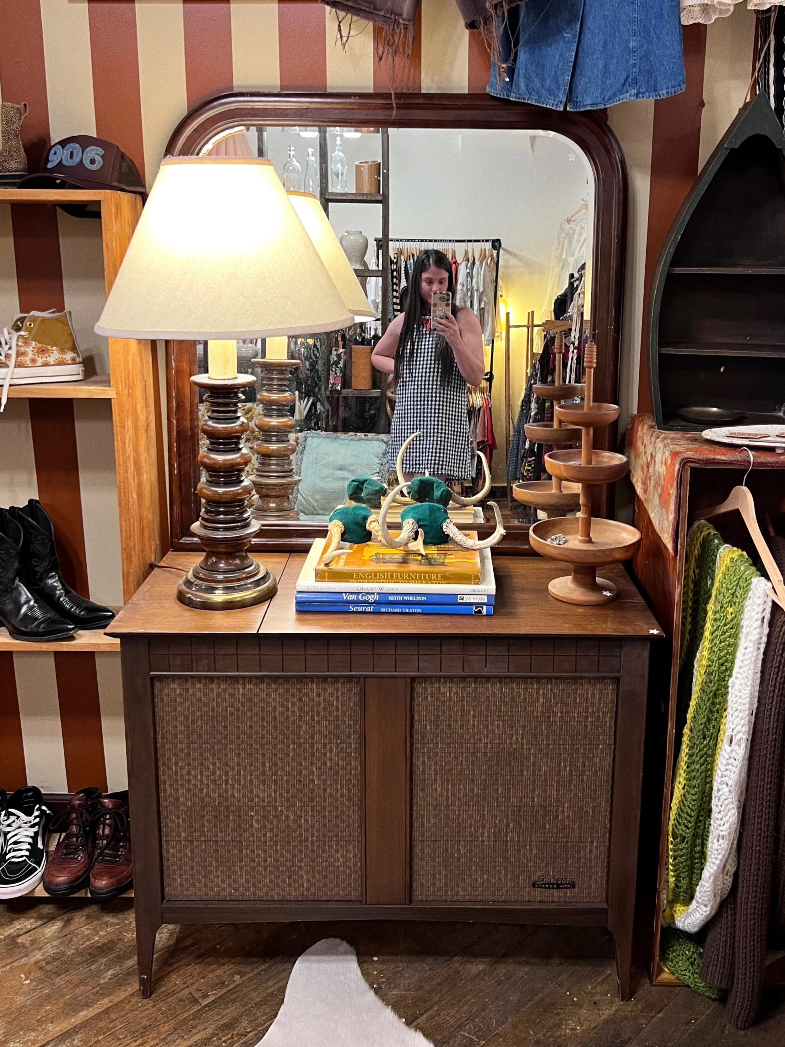 A sweet little Emerson stereo for you. And it works! These make great entryway tables if you&rsquo;re not one to care about it working. It&rsquo;s the perfect little size, not taking up too much room. 🥰

✨$185✨
39&rdquo;w x 18&rdquo;d x 30&rdquo;h
