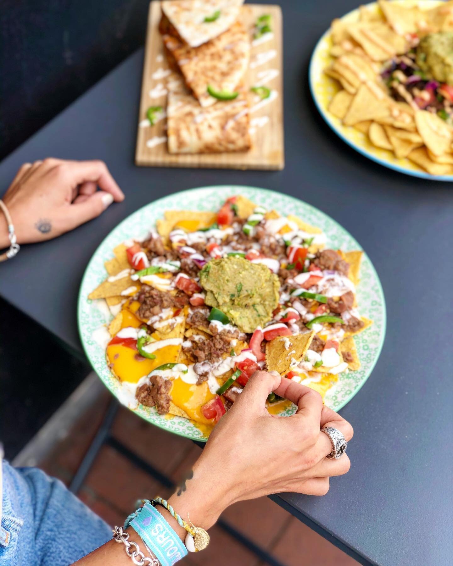 Never stop eating, it's the key to happiness 🍃✨ &thinsp;
&thinsp;
#ancho #anchobelgium #mexicanfood #mexicanplace #brussels #waterloo #restaurant #delivery #takeaway #nachos #plate #share #food #quesadilla