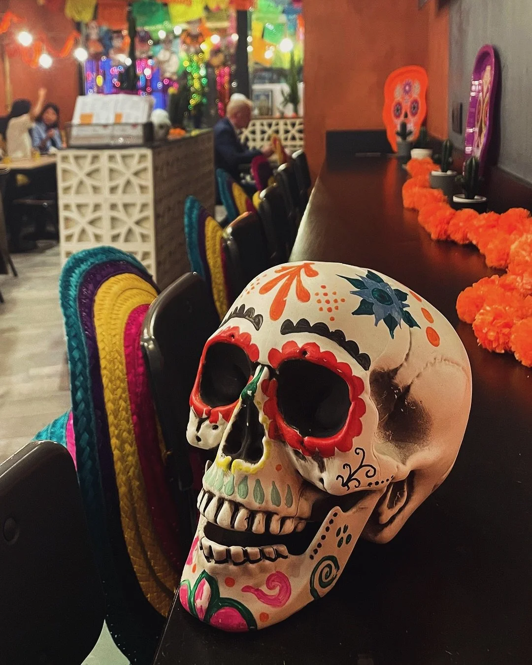Cette ann&eacute;e, on n&rsquo;a pas juste d&eacute;cor&eacute; le resto&hellip; On l&rsquo;a poss&eacute;d&eacute;. 💀 M&ecirc;me nos tacos sont tomb&eacute;s du c&ocirc;t&eacute; obscur : noir et orange🌮🧡🖤
Oseriez-vous venir ? 👀🔥

#halloweeen 
