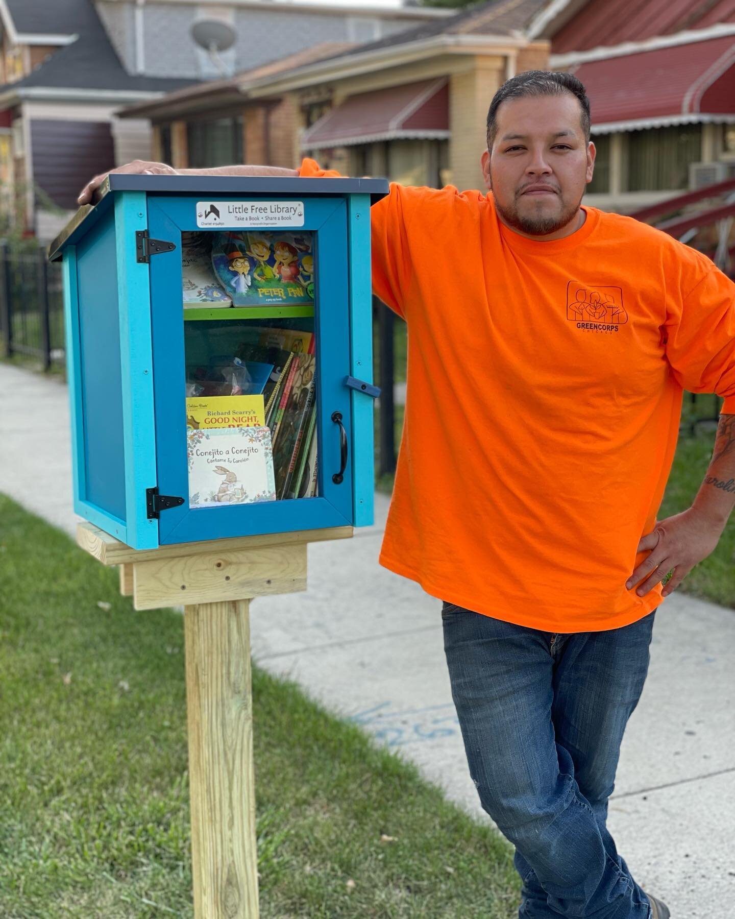 What a great way to close out Neighbor to Neighbor&rsquo;s 2022 install season! Today I met up with my friend Edgar and we installed this blue cutie, the 4th little library we have partnered on together&hellip;
.
Edgar always adds beautiful trees, fl