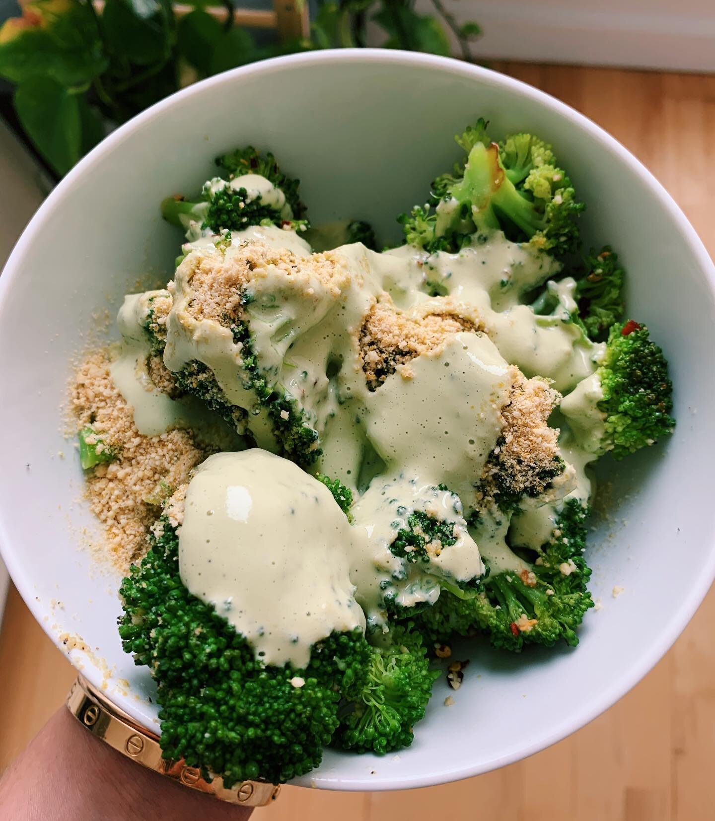 If you need to level up your veggie game, try adding in this sauce. It&rsquo;s SO good and I&rsquo;ve been putting it on everything lately. 
.
.
In a blender mix 1 handful of cashews, 3/4 cup unsweetened almond milk, lime juice from two limes, a hand