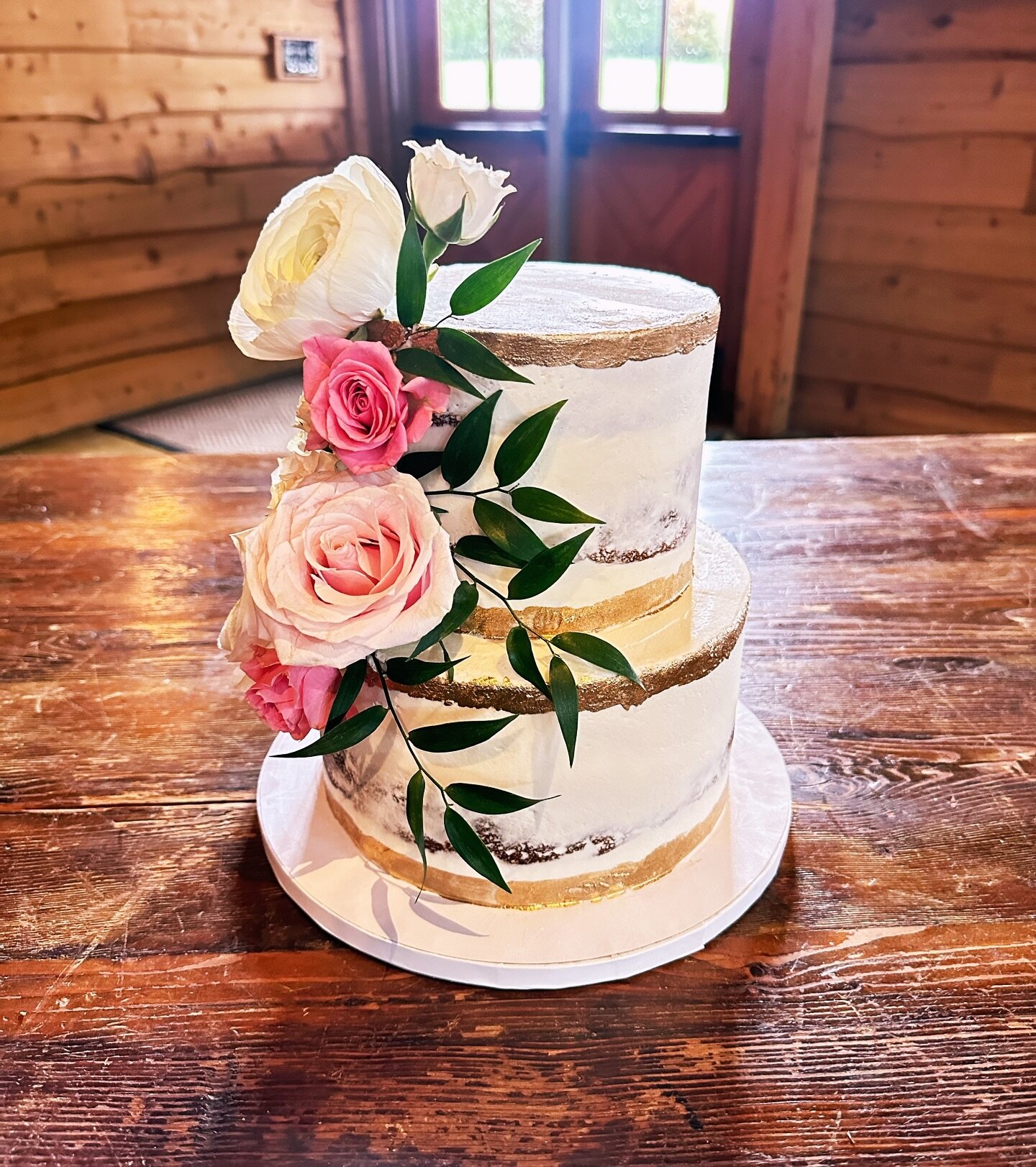 The sweetest two tier wedding cake 🤍 🍰
&bull;
&bull;
&bull;
&bull;
&bull;
#goldflakes #freshflorals #wedding #weddingvenue #weddingcake #weddingseason #cake #cakedecorating #cakeoftheday #cakestyle #nashville #franklintn #cakecakecake