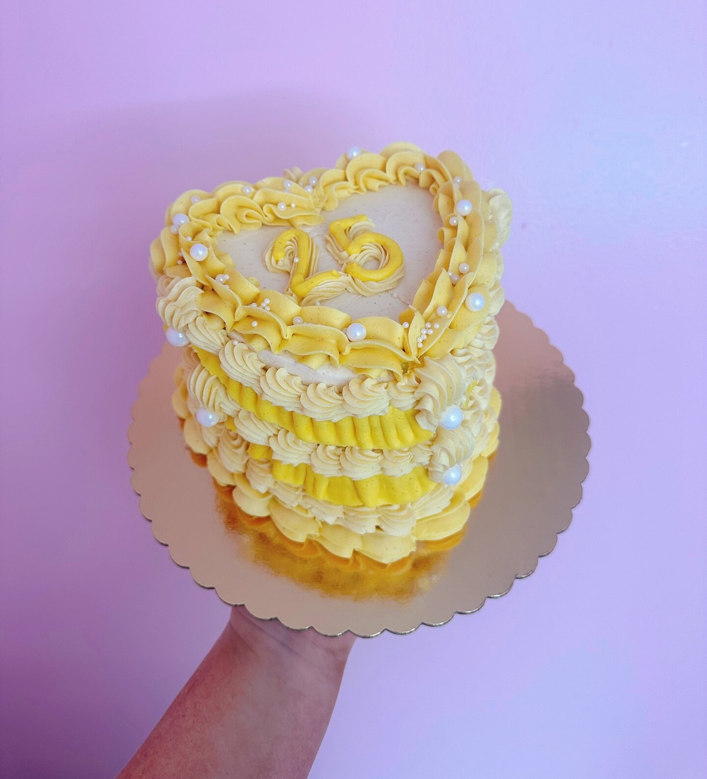 Our 6&rdquo; frilly vintage heart cake in Yellow!💛🌼🤩
&bull;
&bull;
&bull;
&bull;
&bull;
#cake #cakedecorating #cakedesign #cakedecorator #cakeoftheday #cakeofinstagram #cakestyle #vintageheartcake #frillycake #cakeofinsta #birthdaycake