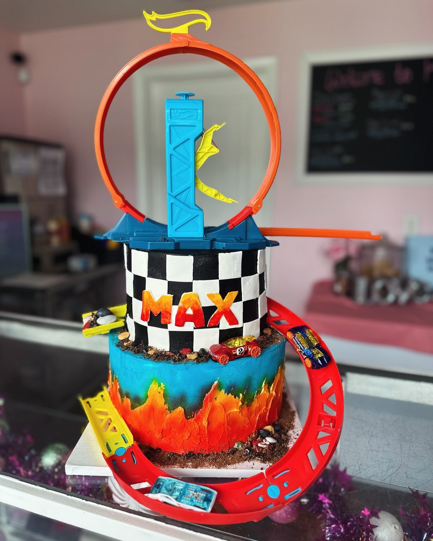 The &ldquo;HOTTEST&rdquo; cake we&rsquo;ve made in awhile!🔥🔥🔥
&bull;
This hot wheel themed cake was super fun to create! I may have played with the extra track pieces for an hour before adding it to the cake! 🤪 The extra orange track piece on the