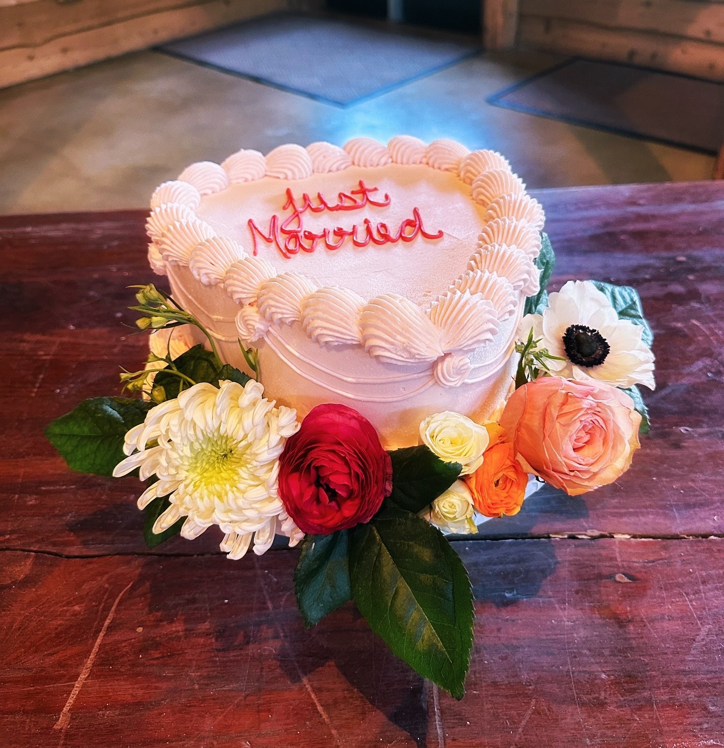 A pastel pink vintage wedding cake with fresh florals! 🩷🤍
&bull;
&bull;
&bull;
&bull;
&bull;
#cake #cakedecorating #cakedesign #cakeoftheday #cakedecorator #wedding #weddingvenue #weddingcake #cakestyle #cakecakecake #weddinginspiration #weddingide