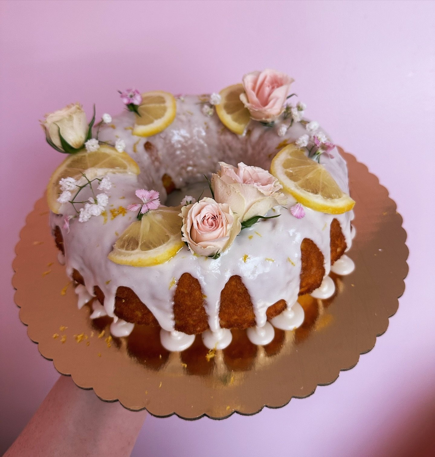 This lemon bundt cake is the perfect addition to this gorgeous spring weather! 🍋🍰
&bull;
Order yours at kaileycakes.com! 😊
&bull;
&bull;
&bull;
&bull;
&bull;
#cake #cakedecorating #cakedesign #cakeoftheday #cakeart #bundtcake #cakecakecake #cakest