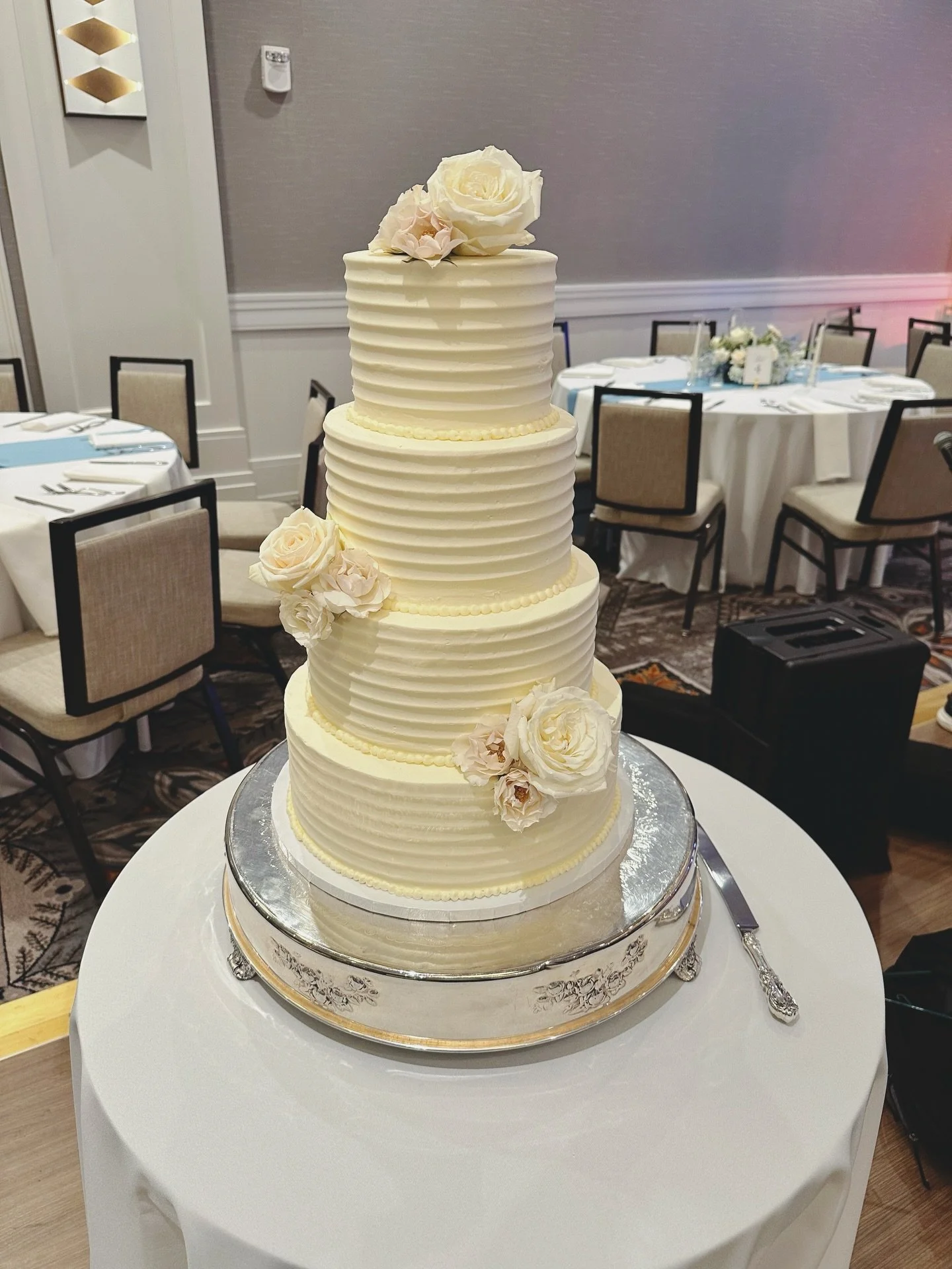 Four tiers of forever 🤍
&bull;
&bull;
&bull;
&bull;
&bull;
#weddingcakes #nashvillewedding #cakes #weddinginspiration #weddingcake