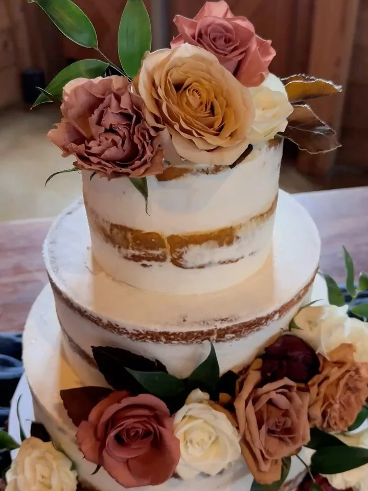 Feeling like fall 🍂 
&bull;
&bull;
&bull;
&bull;
&bull;
#cake #cakedecorating #wedding #weddingcakes #weddingcake #weddingseason #cakeoftheday #cakeofinstagram #franklintn #weddinginspiration #weddingideas #weddingdecor #nashvillewedding #franklinwe