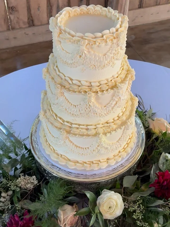 Little vintage fun for your Monday afternoon ✨🥰
&bull;
&bull;
&bull;
&bull;
&bull;
#cake #cakedecorating #wedding #weddingcakes #weddingcake #weddingseason #cakeoftheday #cakeofinstagram #franklintn #weddinginspiration #weddingideas #weddingdecor #n