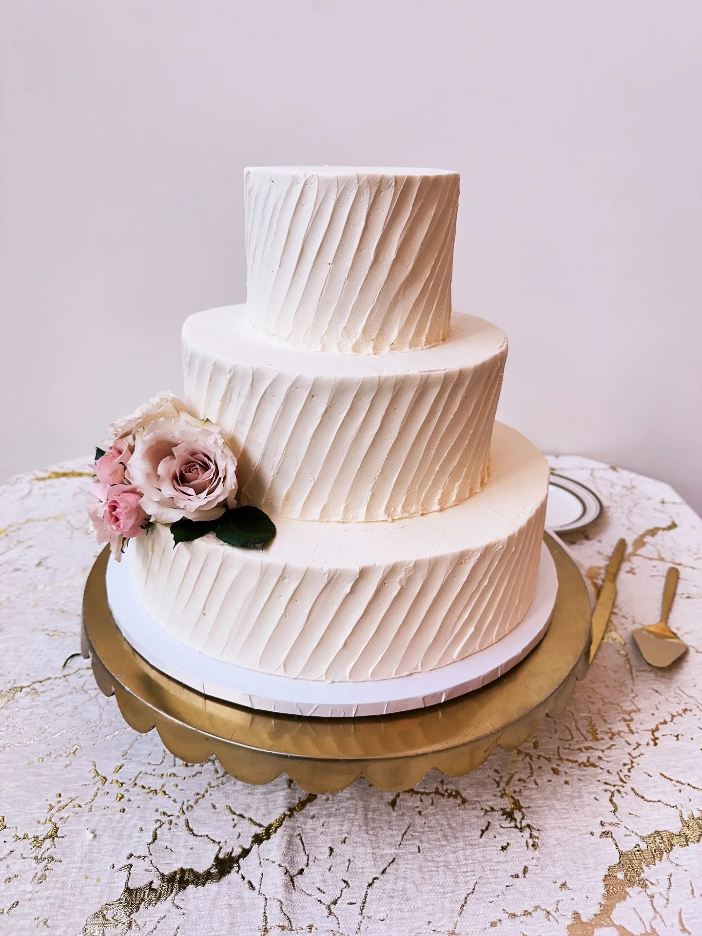 Clean lines + white buttercream = chef&rsquo;s kiss 😘✨
&bull;
&bull;
&bull;
&bull;
&bull;
#cake #cakedecorating #wedding #weddingcakes #weddingcake #weddingseason #cakeoftheday #cakeofinstagram #franklintn #weddinginspiration #weddingideas #weddingd