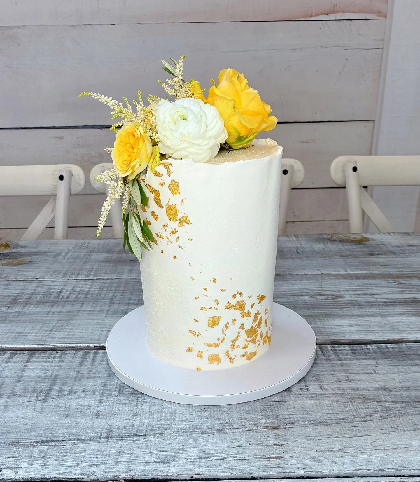 This gold and yellow beauty is truly something special ✨
&bull;
Can we talk about these stunning florals my husband installed?! Pretty sure &ldquo;cake florist&rdquo; deserves a spot on his resume 🤪💛 @slandz_na 
&bull;
&bull;
&bull;
&bull;
&bull;
#