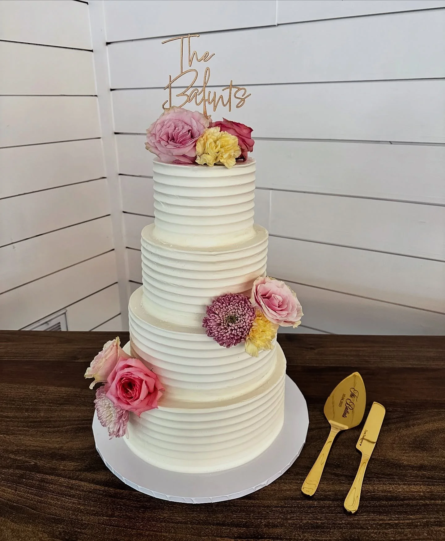 One of the beauties from this weekend!🩷✨
&bull;
&bull;
&bull;
&bull;
&bull;
#cake #cakedecorating #wedding #weddingcakes #weddingcake #weddingseason #cakeoftheday #cakeofinstagram #franklintn #weddinginspiration #weddingideas #weddingdecor #nashvill