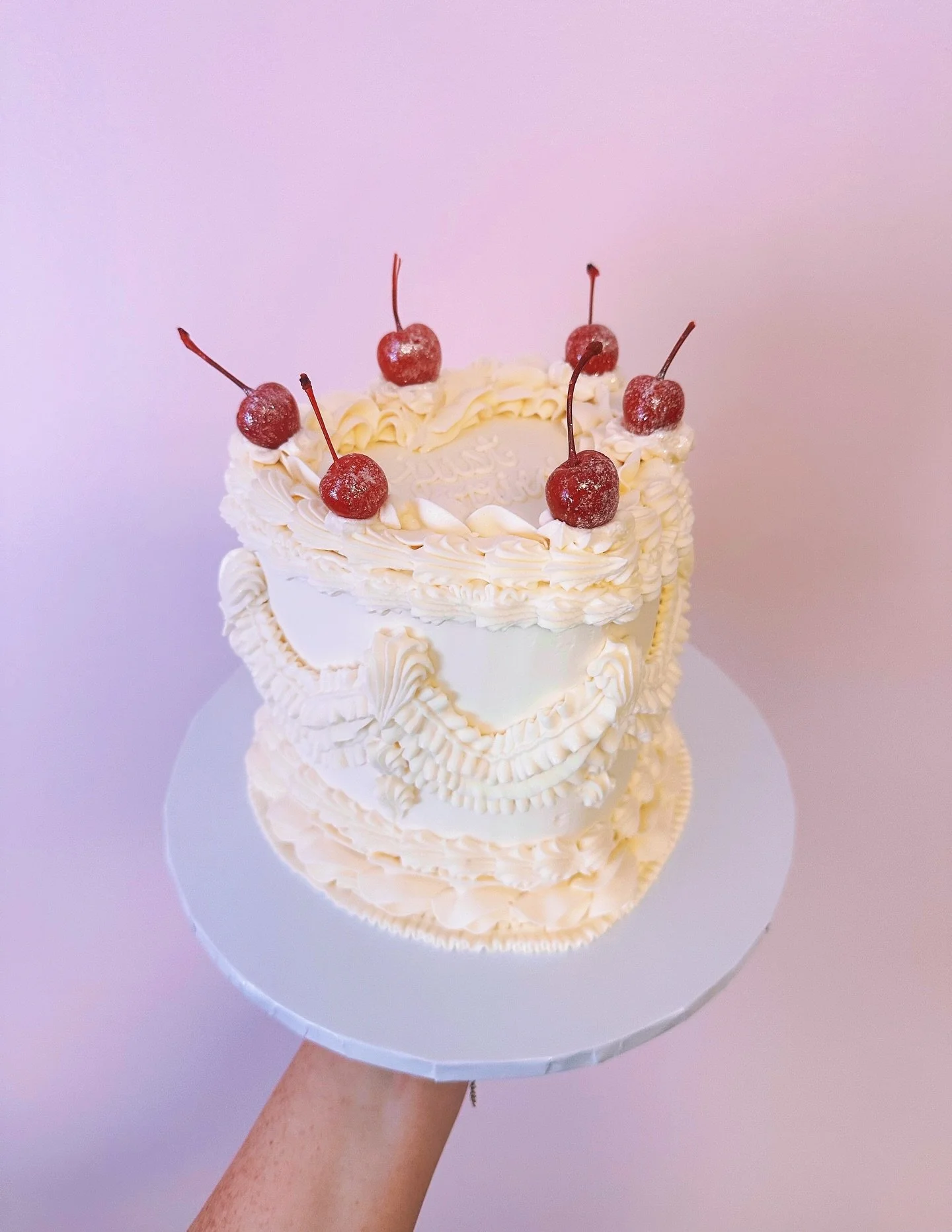 ✨ We&rsquo;re swooning over the vintage mini wedding cake trend &mdash; perfectly sweet, perfectly personal, and made to share with the one you love. 💕🍰
&bull;
&bull;
&bull;
&bull;
&bull;
#cake #cakedecorating #wedding #weddingcakes #weddingcake #w