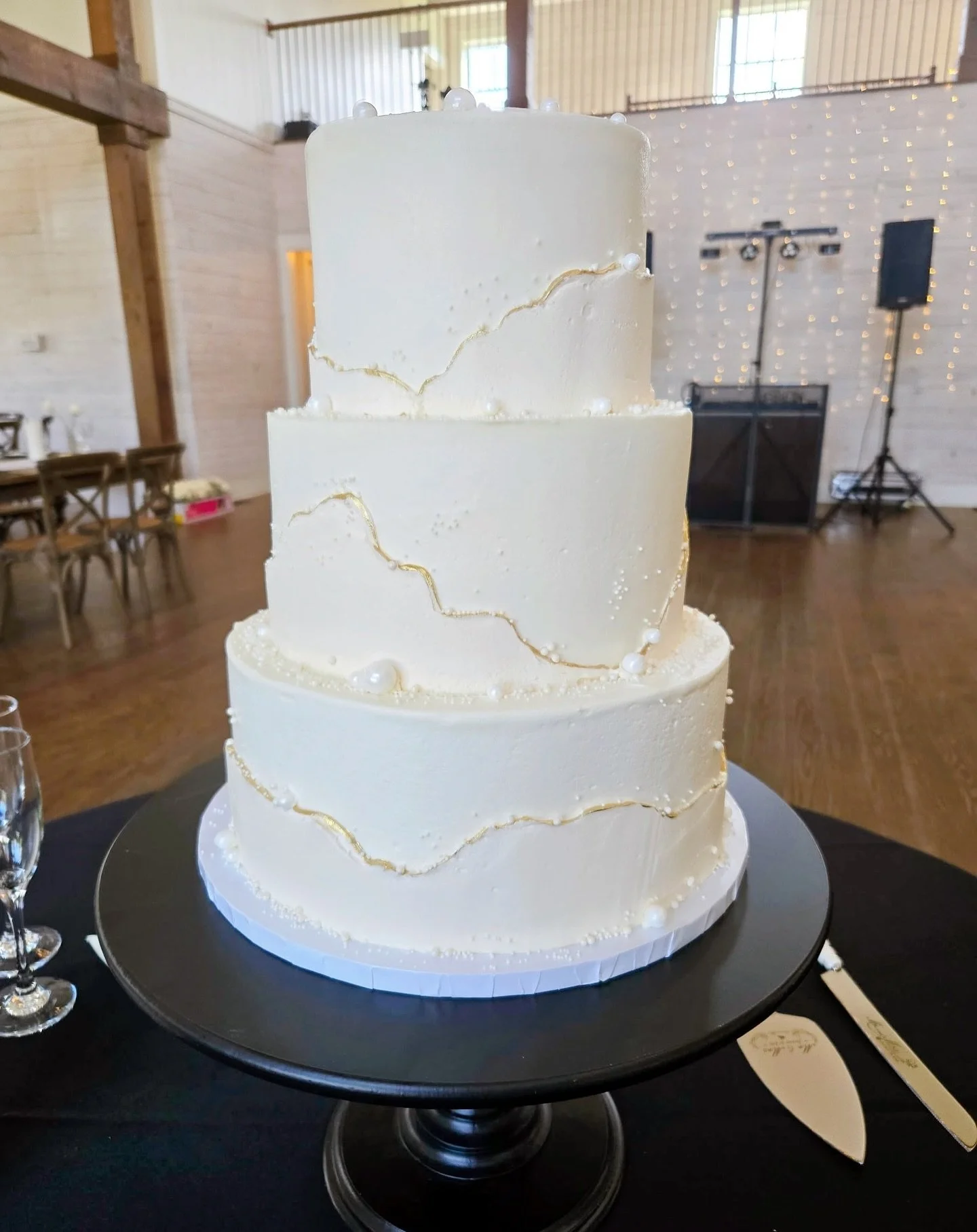 Love wrapped in pearls and kissed with gold ✨💍
&bull;
&bull;
&bull;
&bull;
&bull;
#cake #cakedecorating #wedding #weddingcakes #weddingcake #weddingseason #cakeoftheday #cakeofinstagram #franklintn #weddinginspiration #weddingideas #weddingdecor #na