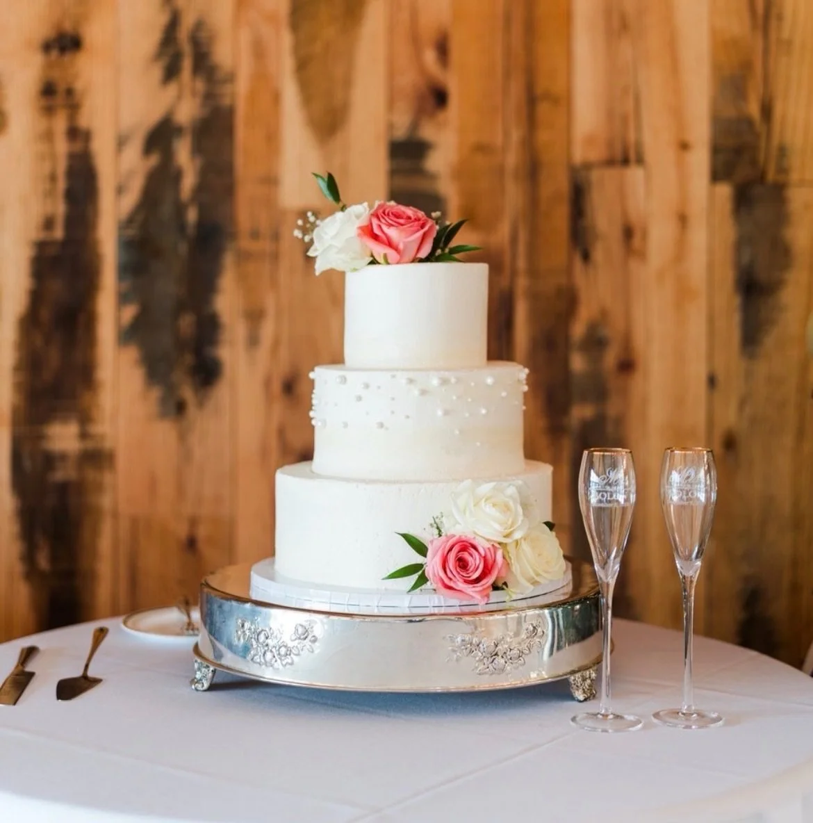 Anna + Eric 🤍

Thank you @simplybleuwed for capturing this beautiful day! 
&bull;
&bull;
#weddingcakes #dairyfreebuttercream #nashvillewedding #cake #cakedecorating
