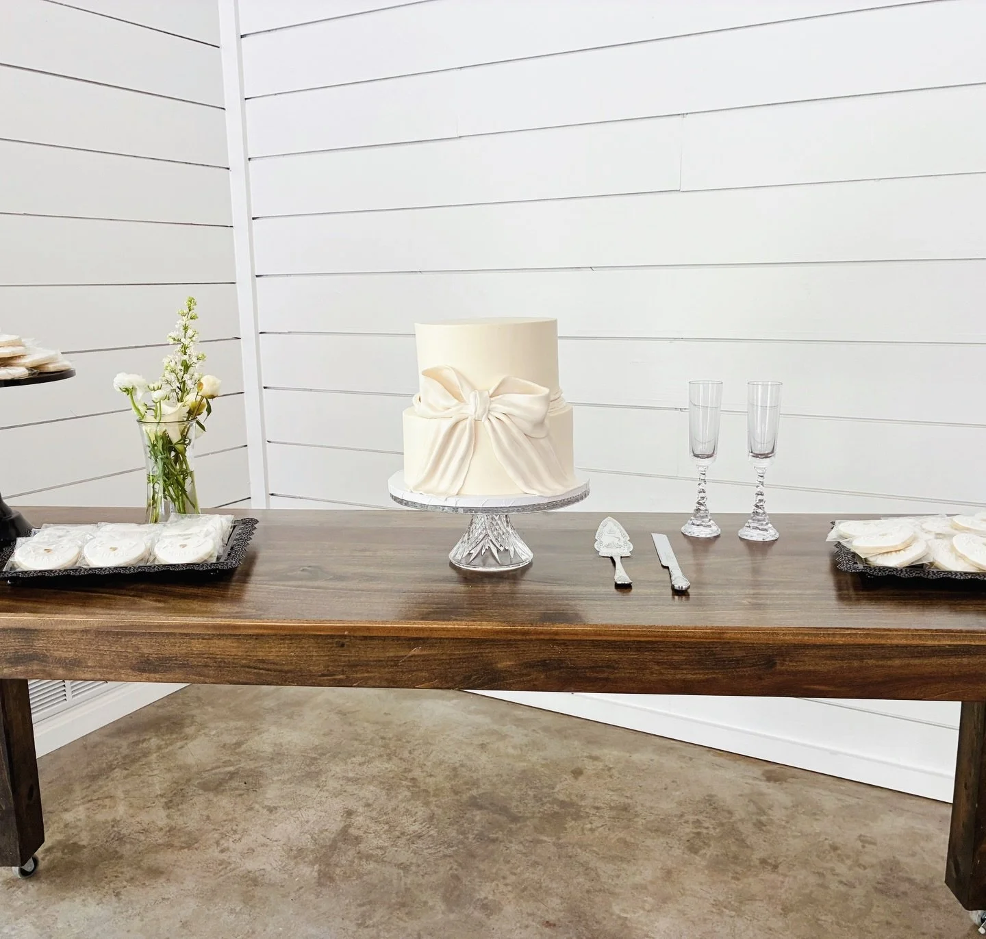 Kalee + Tyler 🤍
&bull;
a pistachio flavored cake with almond buttercream. 🎀
&bull;
&bull;
&bull;
#wedding #weddingcakes #nashvillewedding #nashville #weddingcake