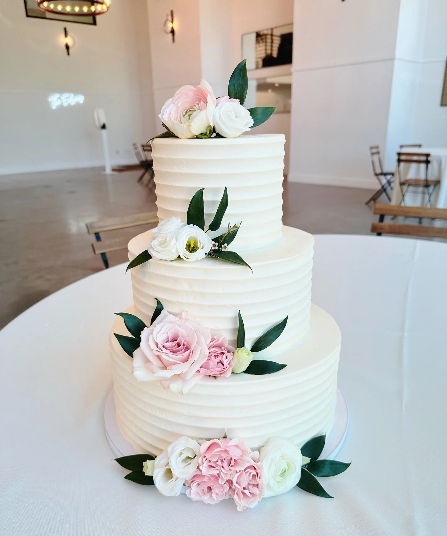 Ashley + Grant 🤍
&bull;
a horizontal lined vanilla cake with almond buttercream 🧁
&bull;
&bull;
#nashvilleweddingcake #nashvillewedding #weddingcake #weddinginspiration #cake
