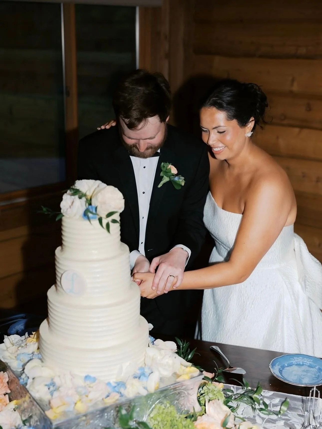 Grace + Chase 🤍 
&bull;
a horizontal lined red velvet wedding cake with cream cheese buttercream and an Auburn themed funfetti cake with vanilla buttercream 🧁
&bull;
#wedding #nashvillewedding #weddingcake #weddingcakeideas #nashvillecakes