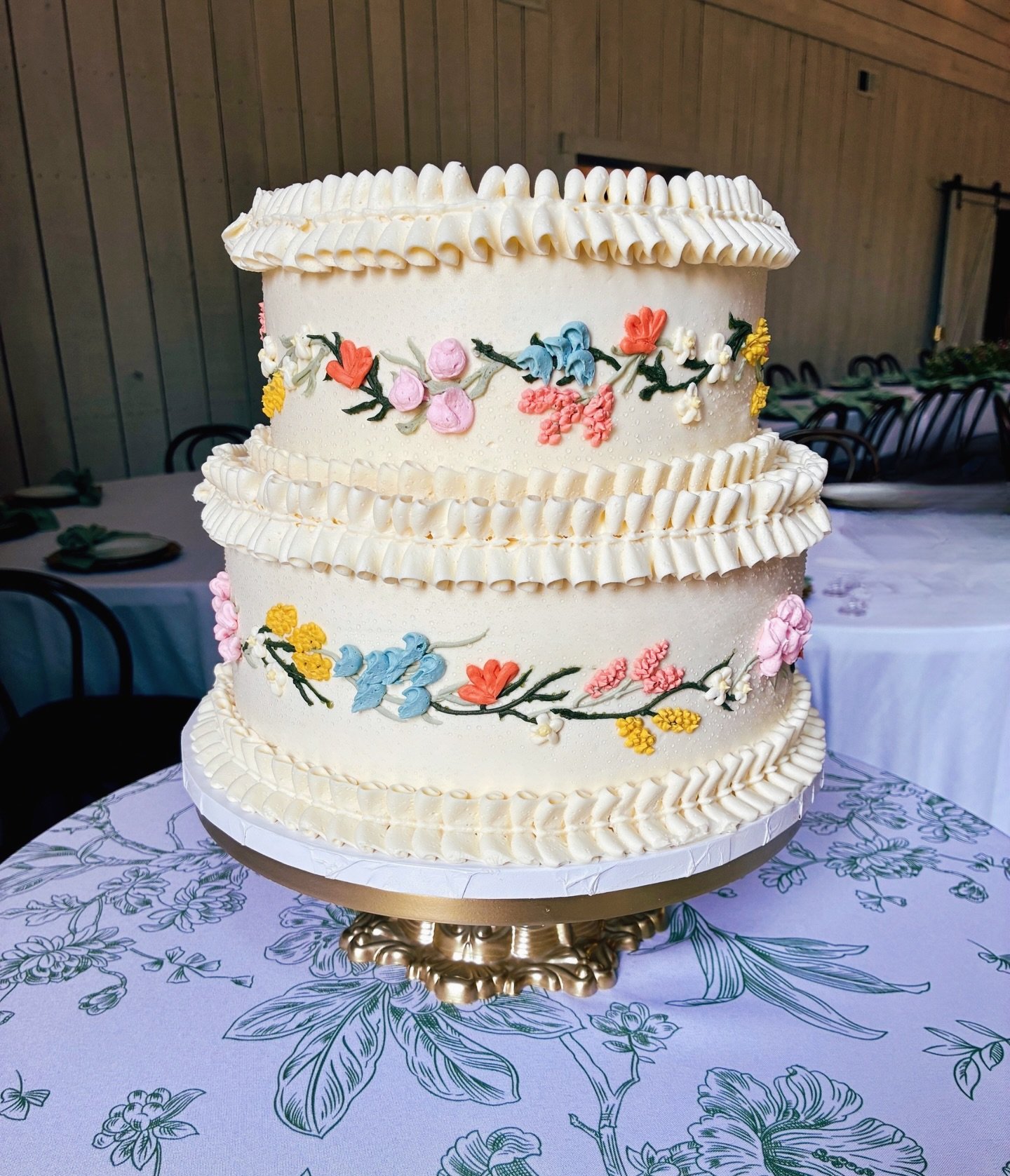 Savannah+Jack &amp;  Lauren+Gavin 🤍 
&bull;
We loved celebrating these two beautiful weddings this weekend! Love how their designs were so similar! 💐
&bull;
The first cake is a gluten free vanilla and chocolate 🍫 and the second cake is blueberry l