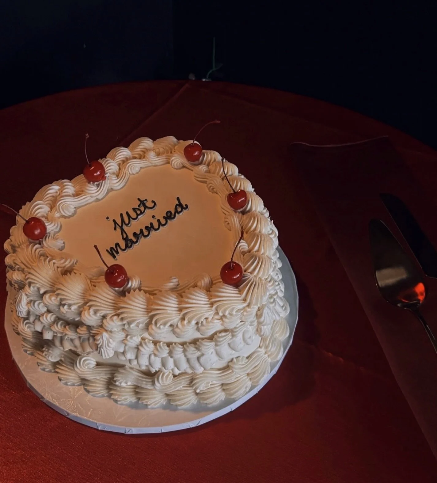 Kailey + Adam 🤍
&bull;
a marble cake with bavarian cream filling and caramel buttercream 🧁
&bull;
&bull;
#cake #weddingcake #nashvillewedding #nashvillecakes #weddingcakes