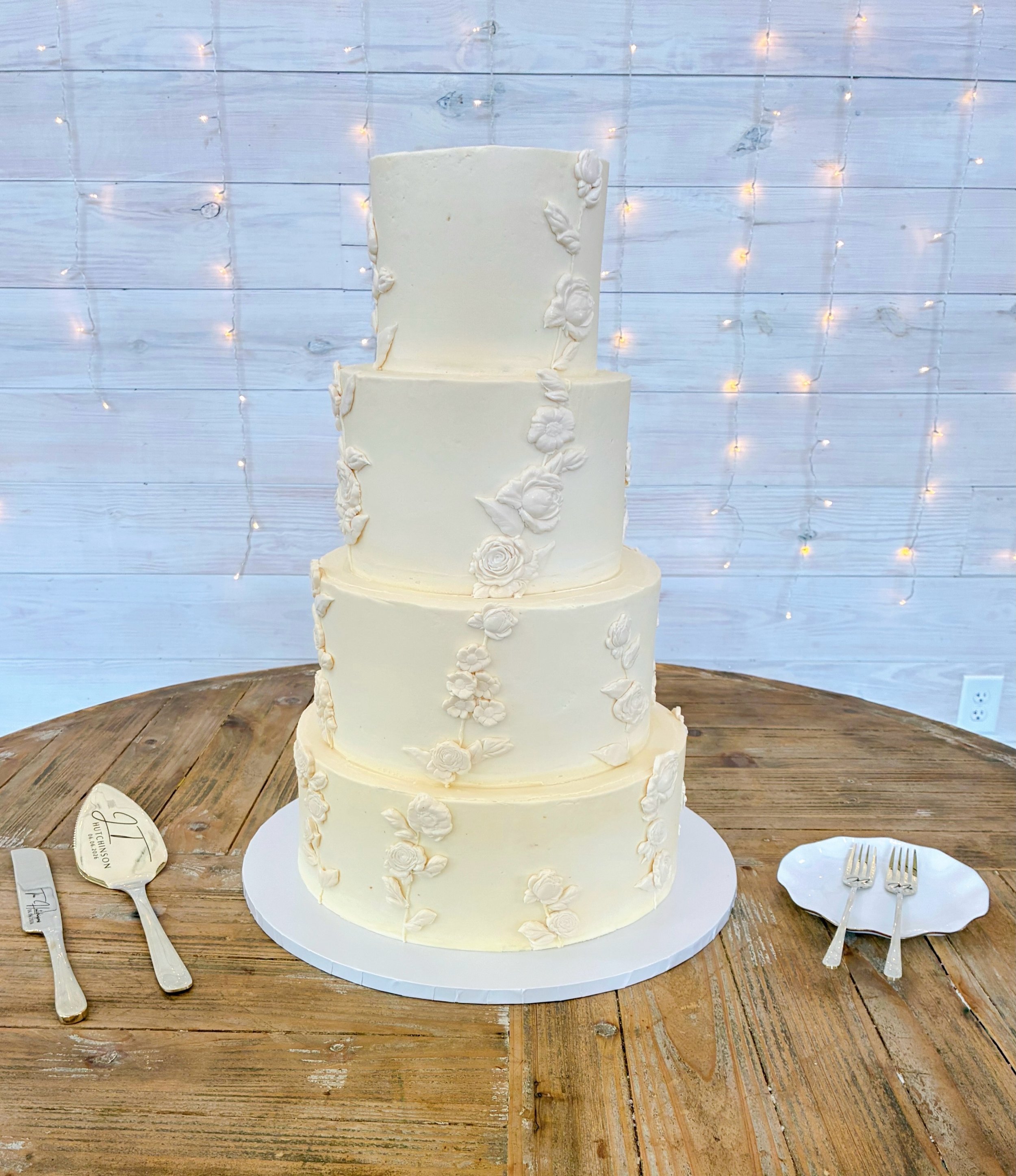 Janiah + Tyler 🤍
&bull;
our brown butter buttermilk cake with biscoff buttercream filling and vanilla buttercream exterior 🍰
&bull;
#wedding #weddingseason #weddingcake #nashvillecakes #weddingcakesnashville