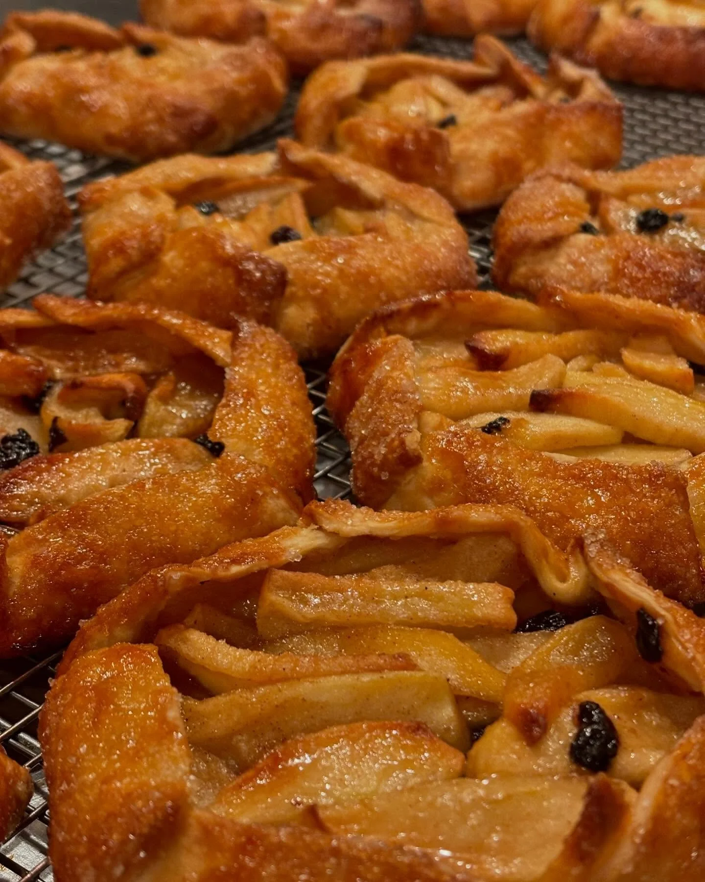 Special Line up this weekend !  Apple Crostata, Grilled Razor Clams & Bluefin Tuna 😍