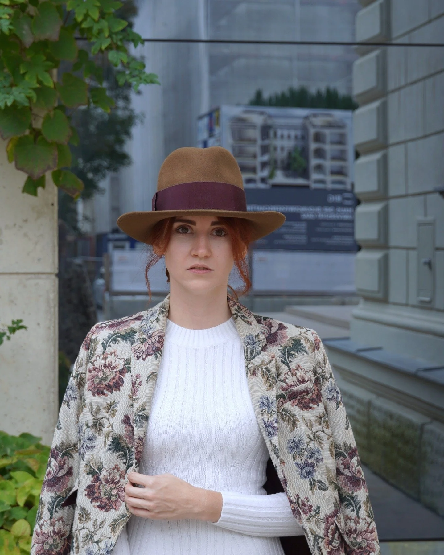 Braun + Bordeaux 
Dieser Hut macht einfach alles anders. Rustikal, elegant, ein bisschen Western-Feeling – genau meins. Lust, ihn live zu sehen oder aufzusetzen? Dann ab zum @genusssalon.sonja_zinniel in Neusiedl am See! Model: @_bambys_world_