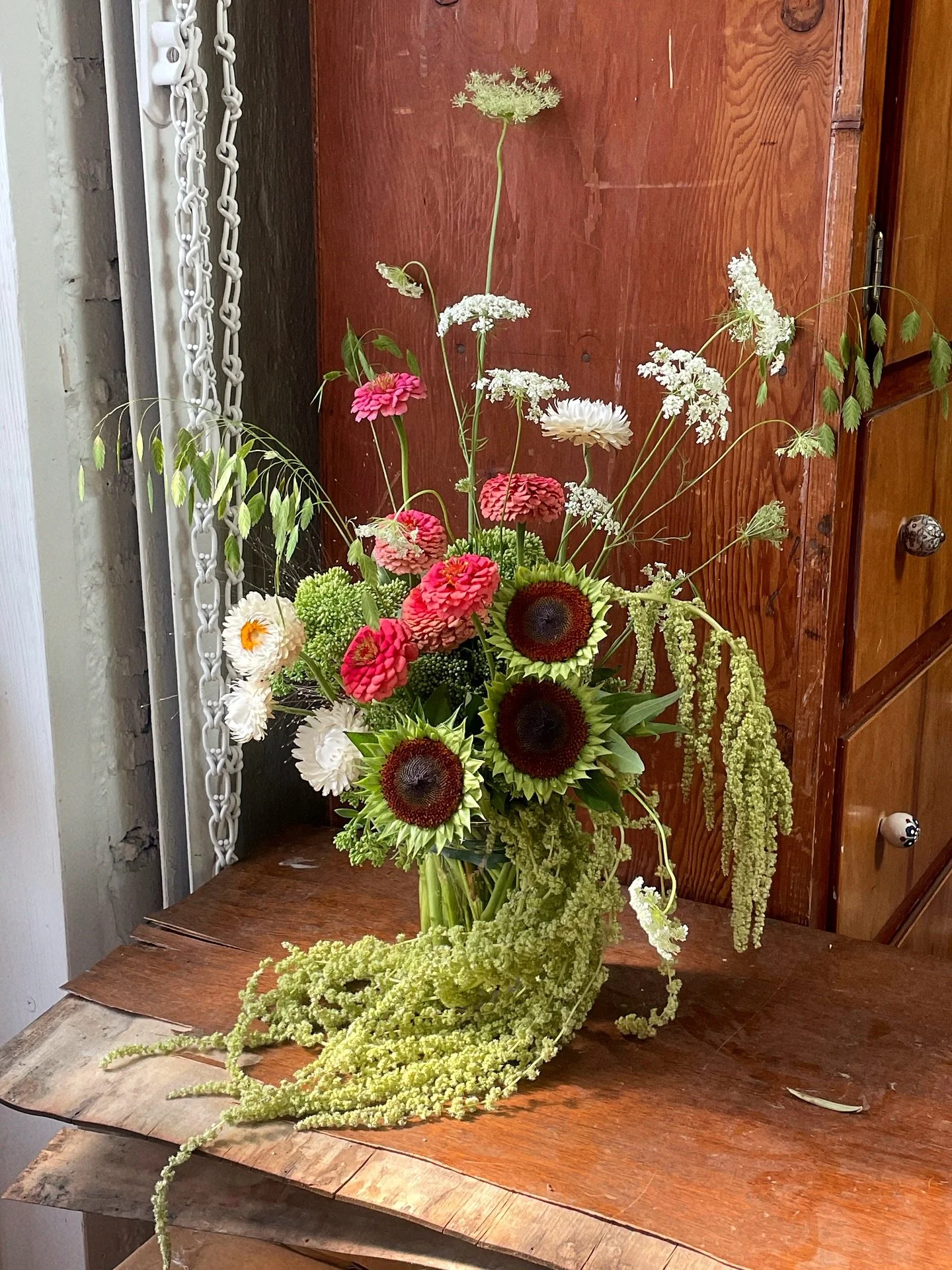 Summer bouquet for the birthday girl 🌸 
.
.
#thecottagerose #thecottagerosemixedbouquet #summerbouquet #zinniaseason #modernflorals #amaranth #fineartflowers #underthefloralspell