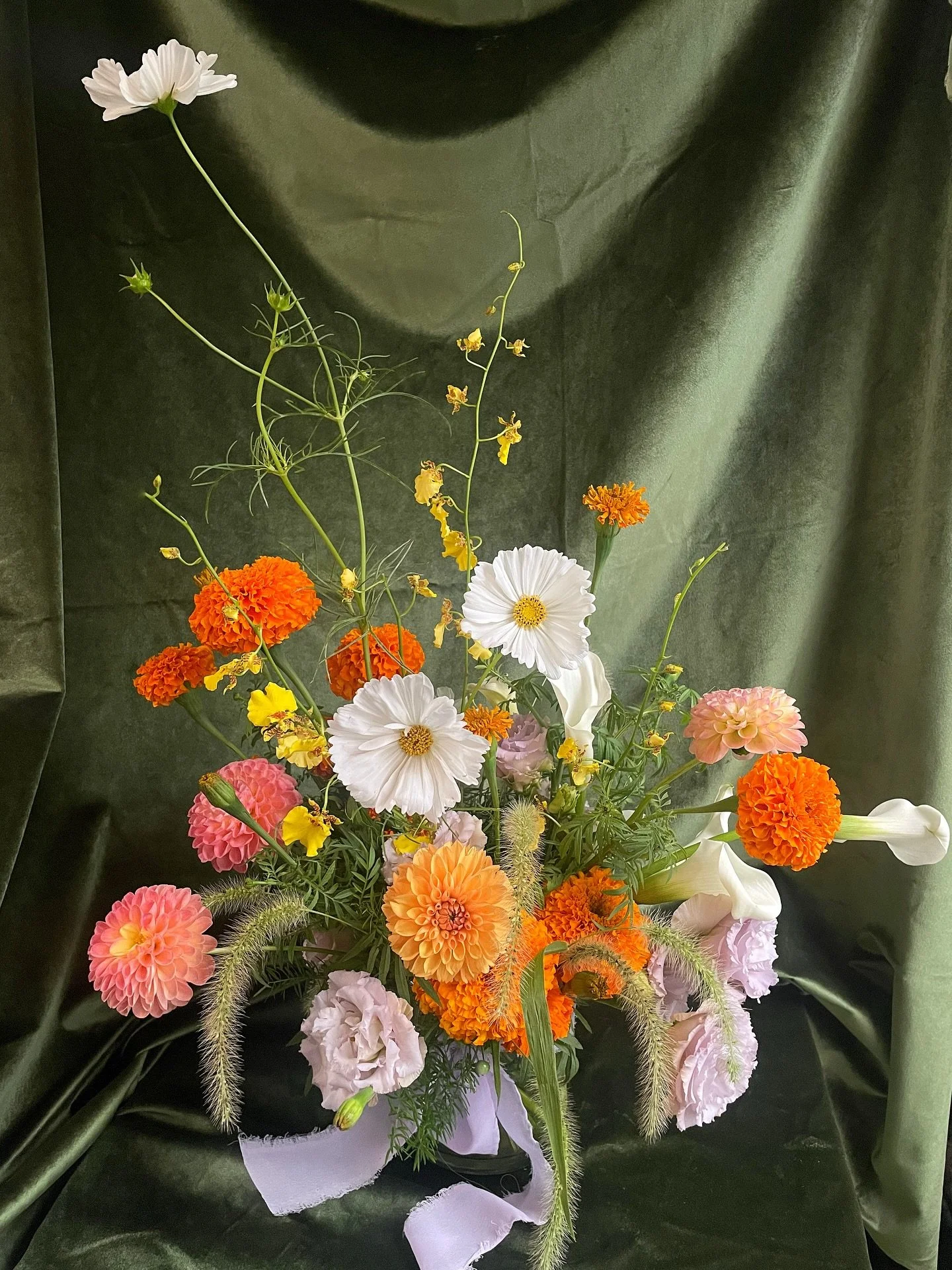 @alyshanot &lsquo;s birthday blooms 🧡🌼✨
.
.
#thecottagerose #kansascityflorist #fallfloralarrangement #modernflorals #underthefloralspell #floralstilllife #marigolds #cosmosflower